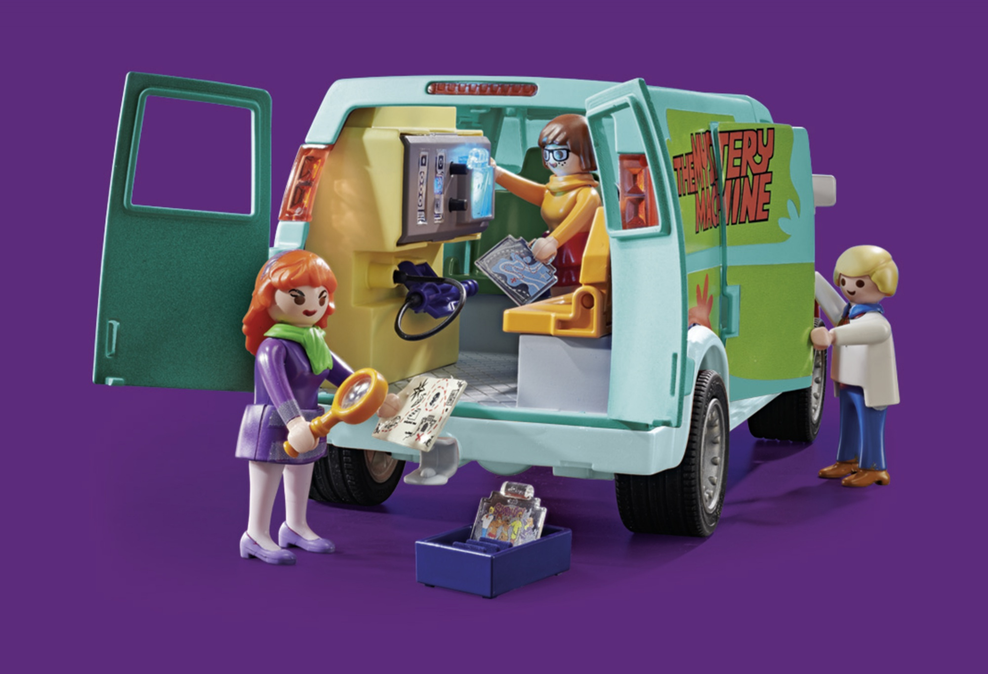 Playmobil Mystery Machine con personaggi di Shaggy, Velma e Fred. La Mystery Machine è un furgone azzurro.