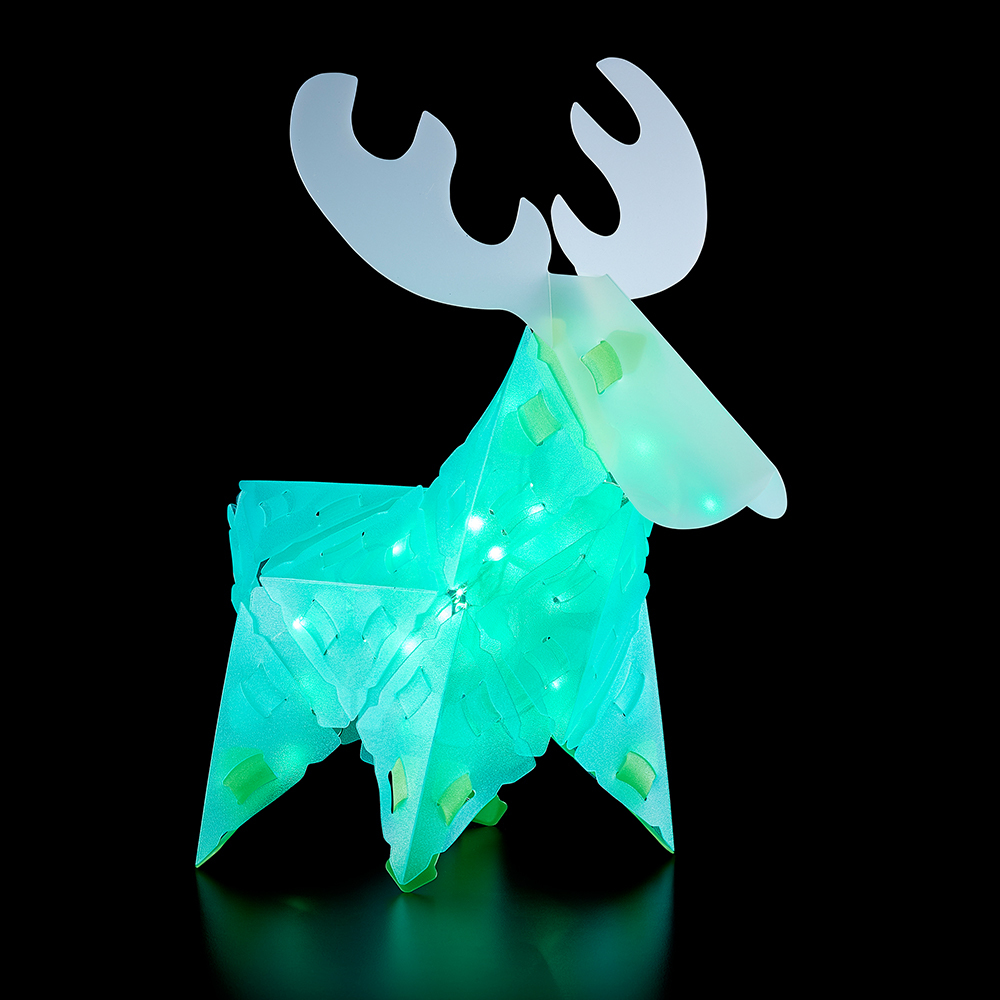 Una figura de alce CREATTO 3D con luces verdes sobre un fondo negro.
