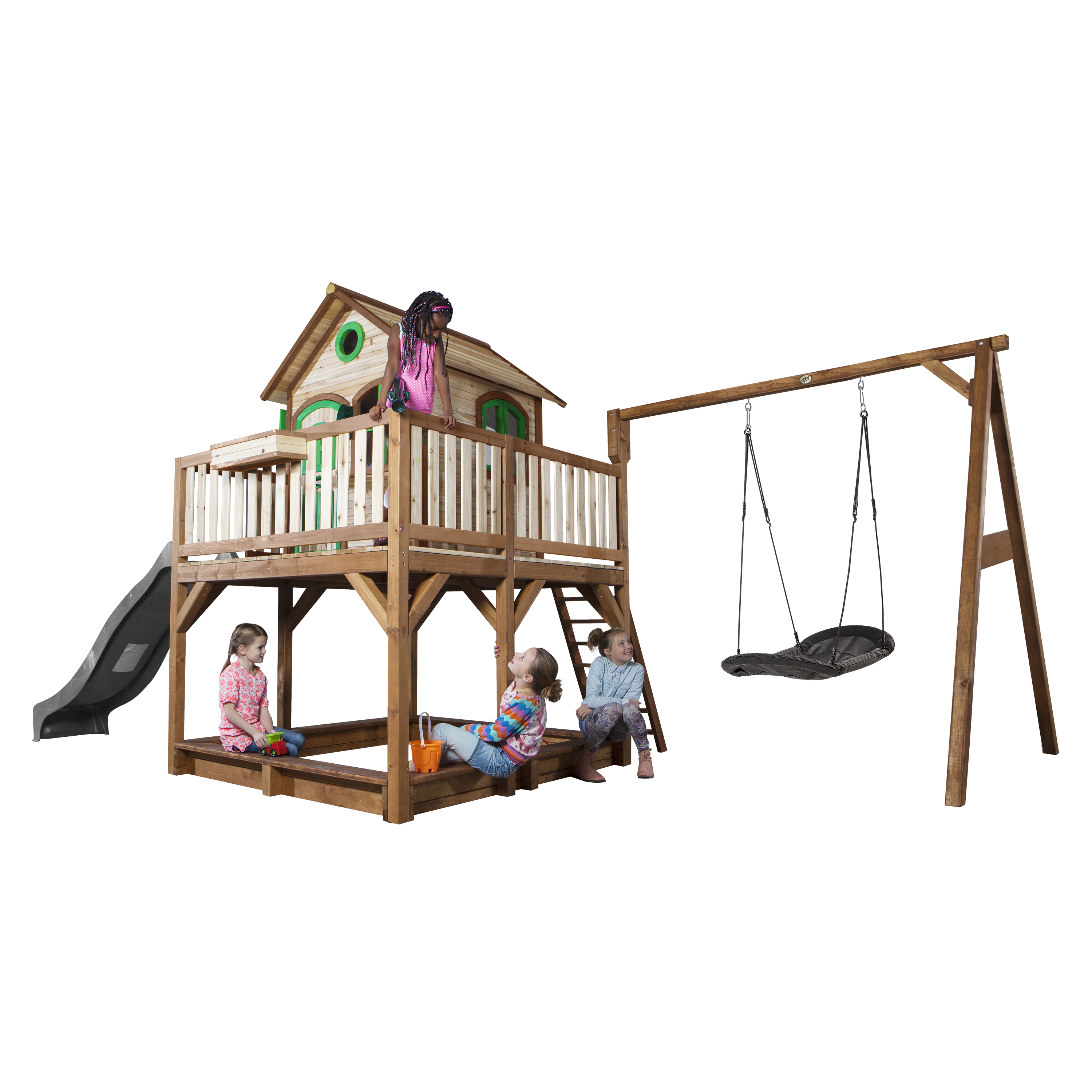 Holzspielplatz mit Haus, Rutsche, Sandkasten und Schaukeln, Kinder spielen.
