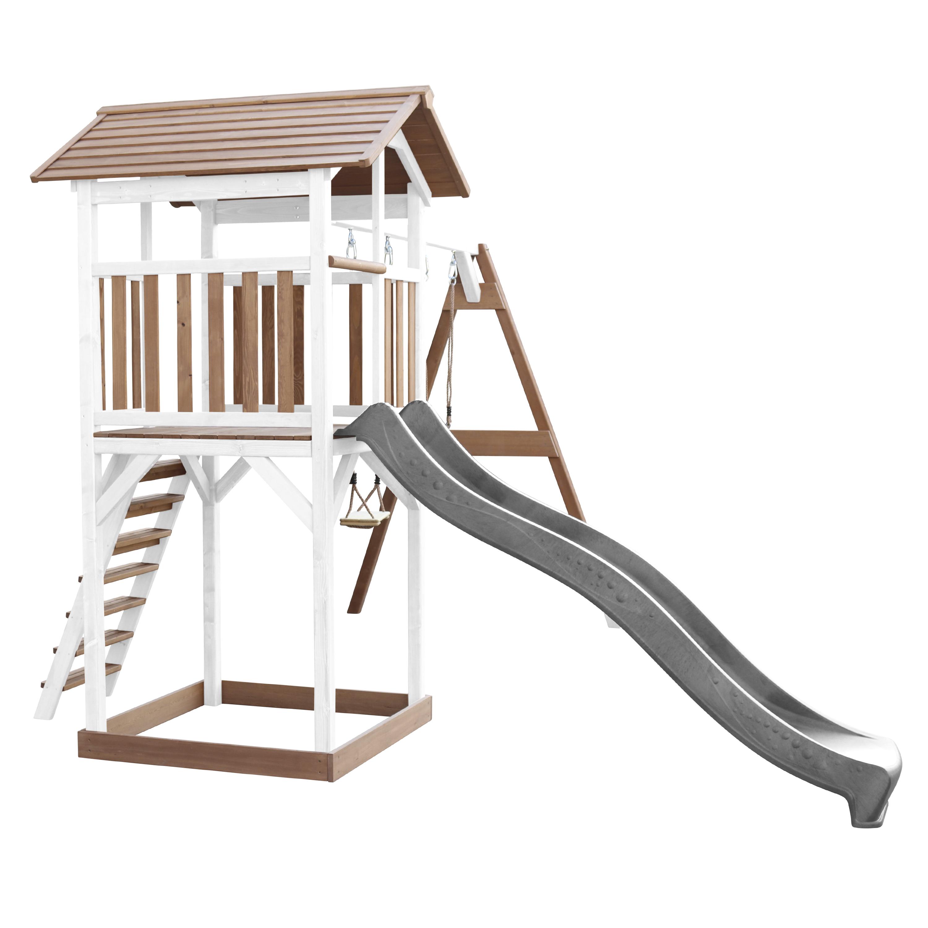 Spielplatz aus Holz mit Rutsche, Treppe, Dach und Schaukeln, auf weißem Hintergrund.