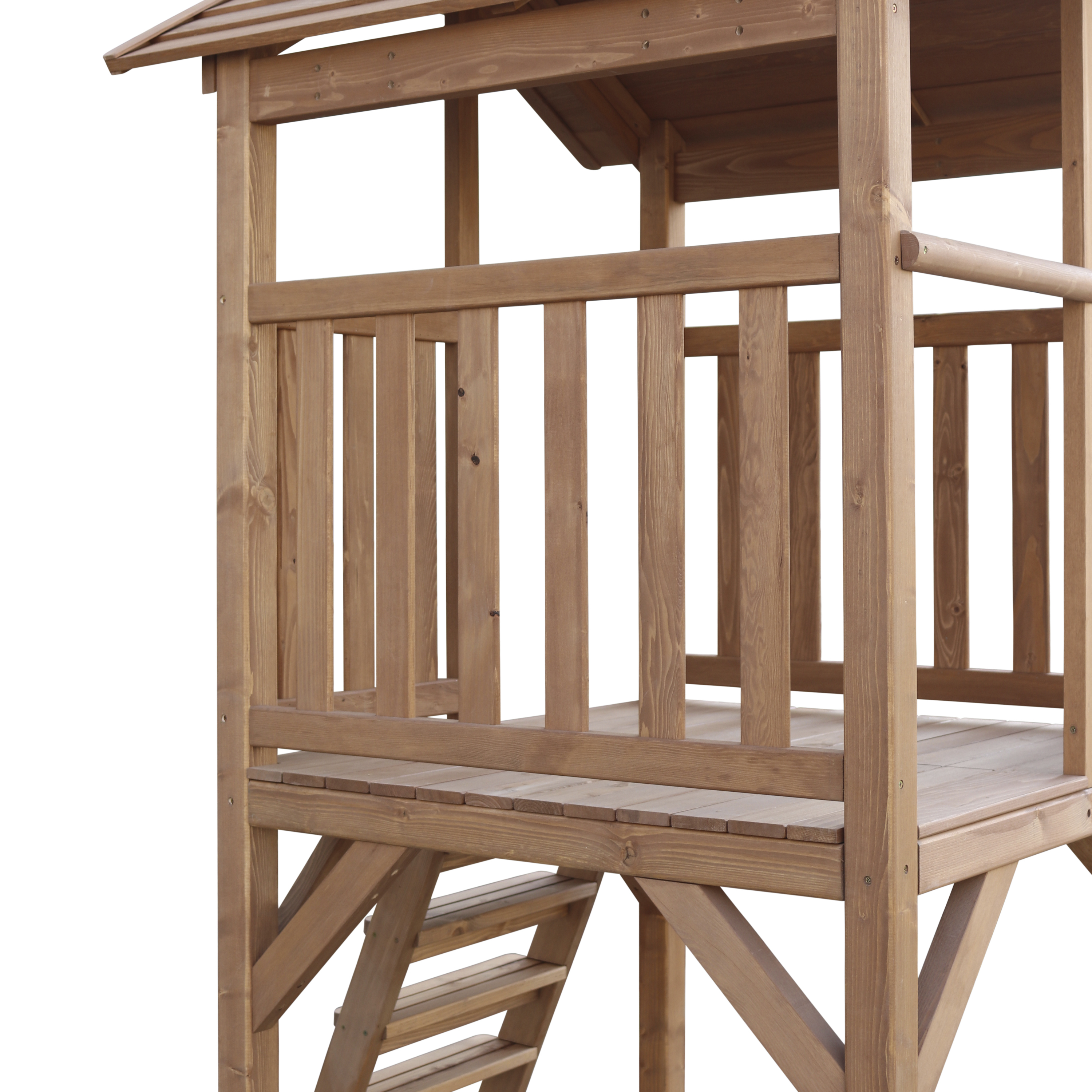 Spielhaus aus Holz mit Leiter und Dach.
