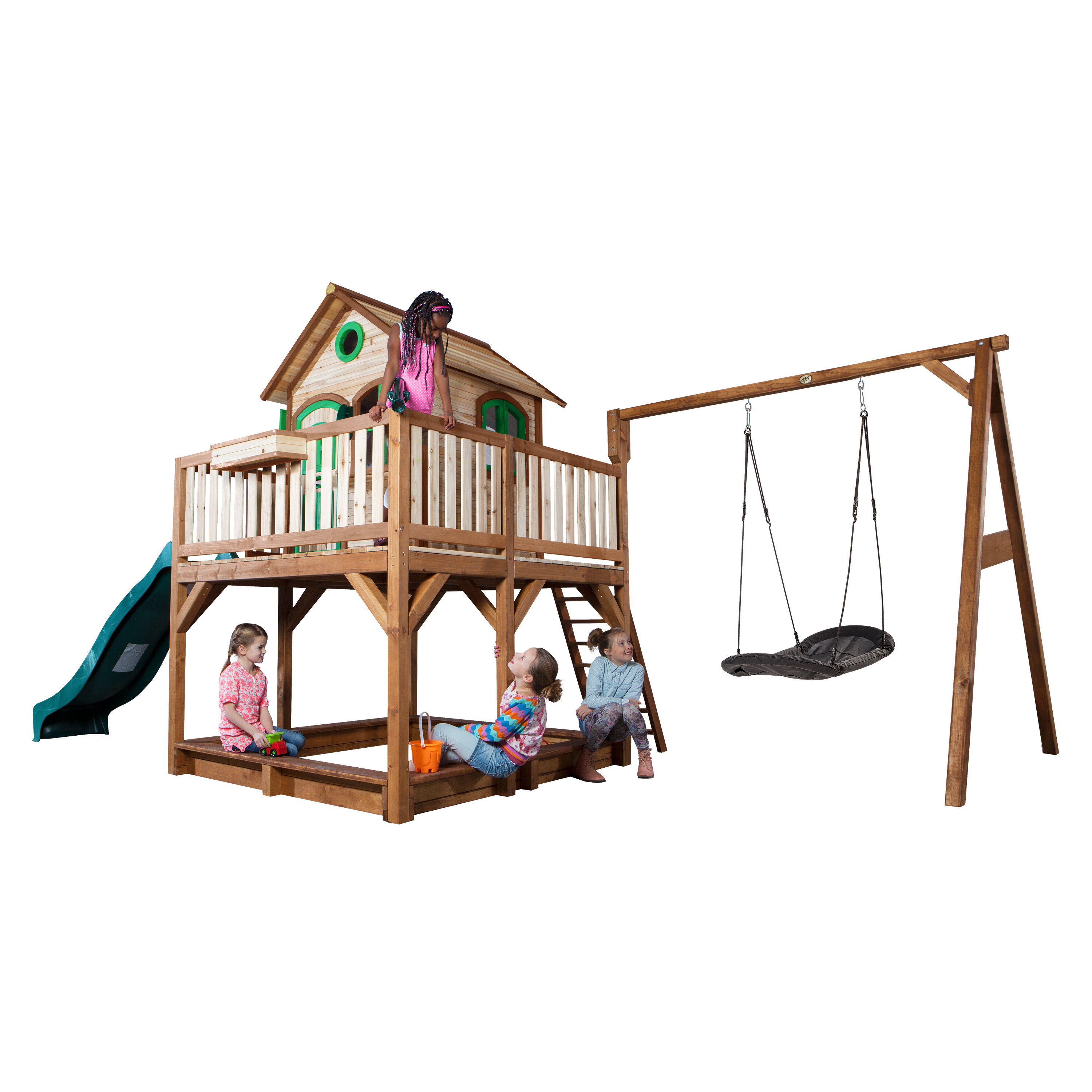 Spielstruktur mit Rutsche, Schaukeln und einem kleinen Haus oben. Kinder spielen.
