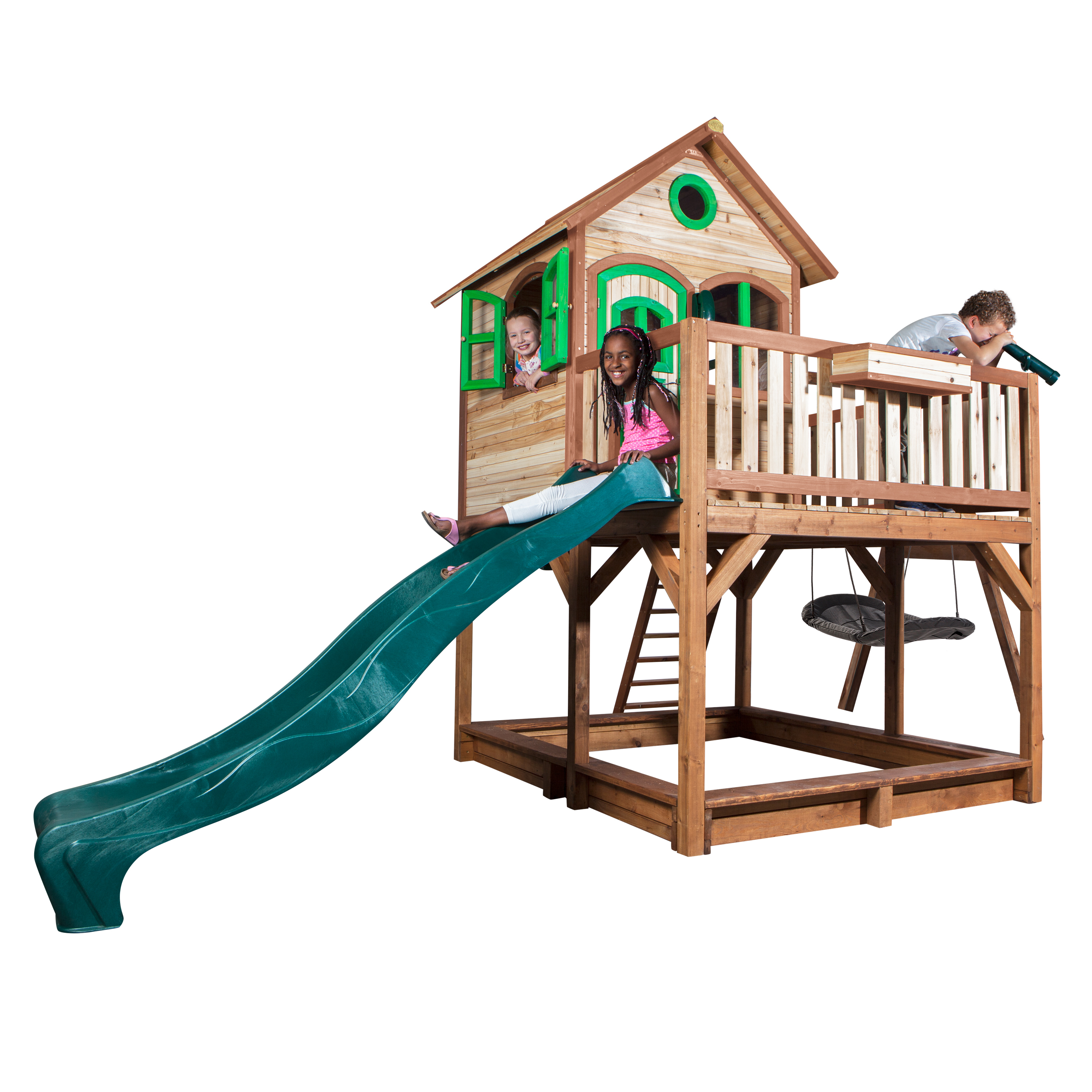 Ein Holzspielplatz mit Baumhaus, Rutsche, Schaukel und spielenden Kindern auf weißem Grund.