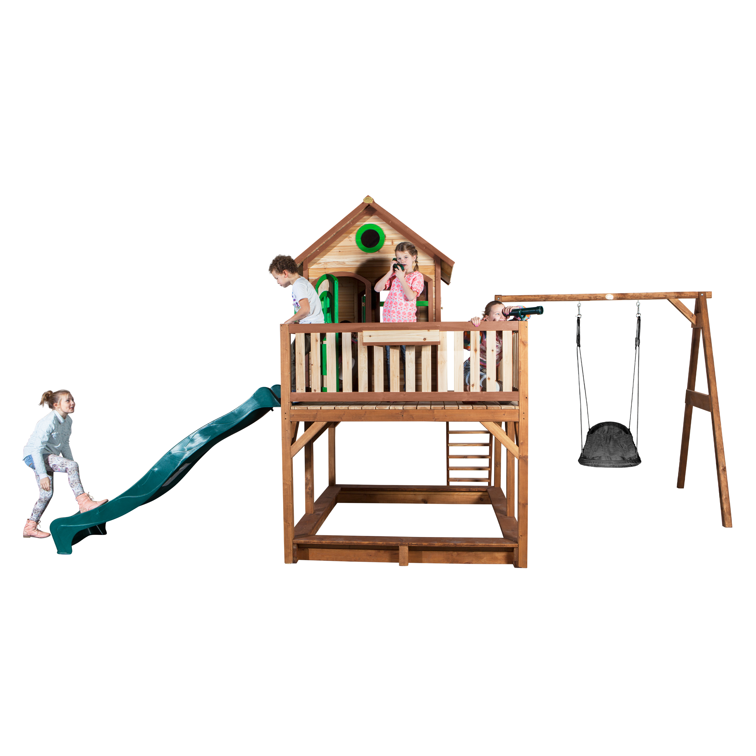 Spielhaus aus Holz mit Kindern, Rutsche, Treppe und Schaukel, vor weißem Hintergrund.