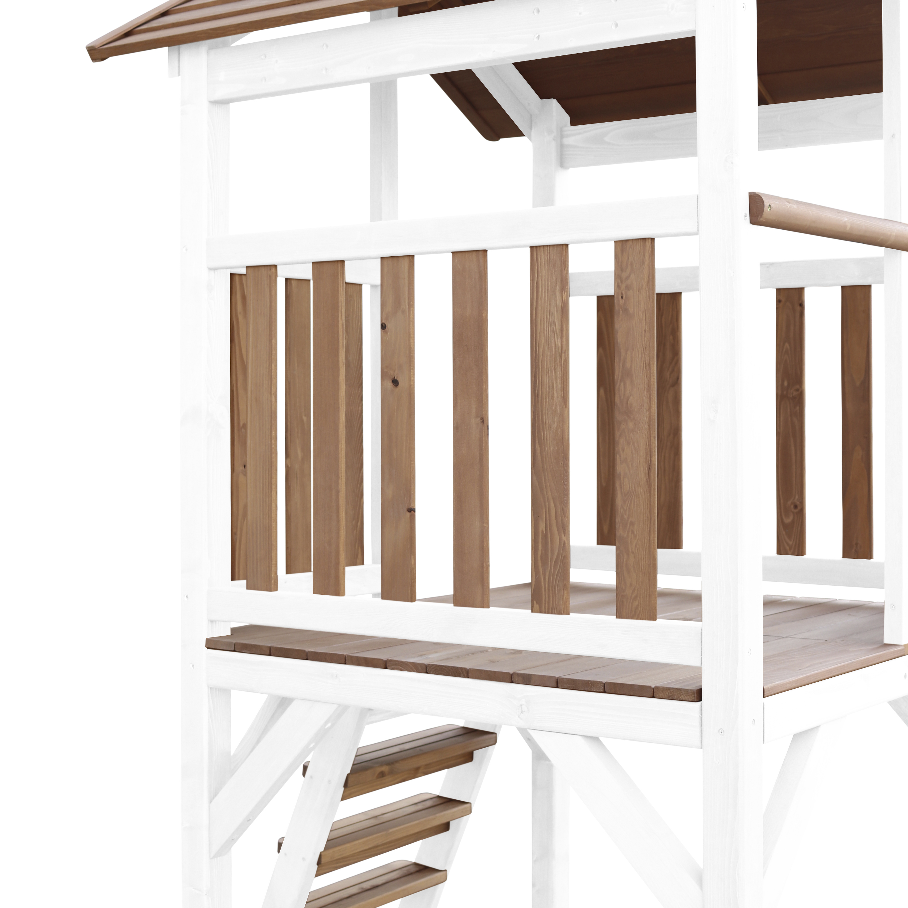 Spielplatz aus Holz mit Treppe, Geländer und Dach.