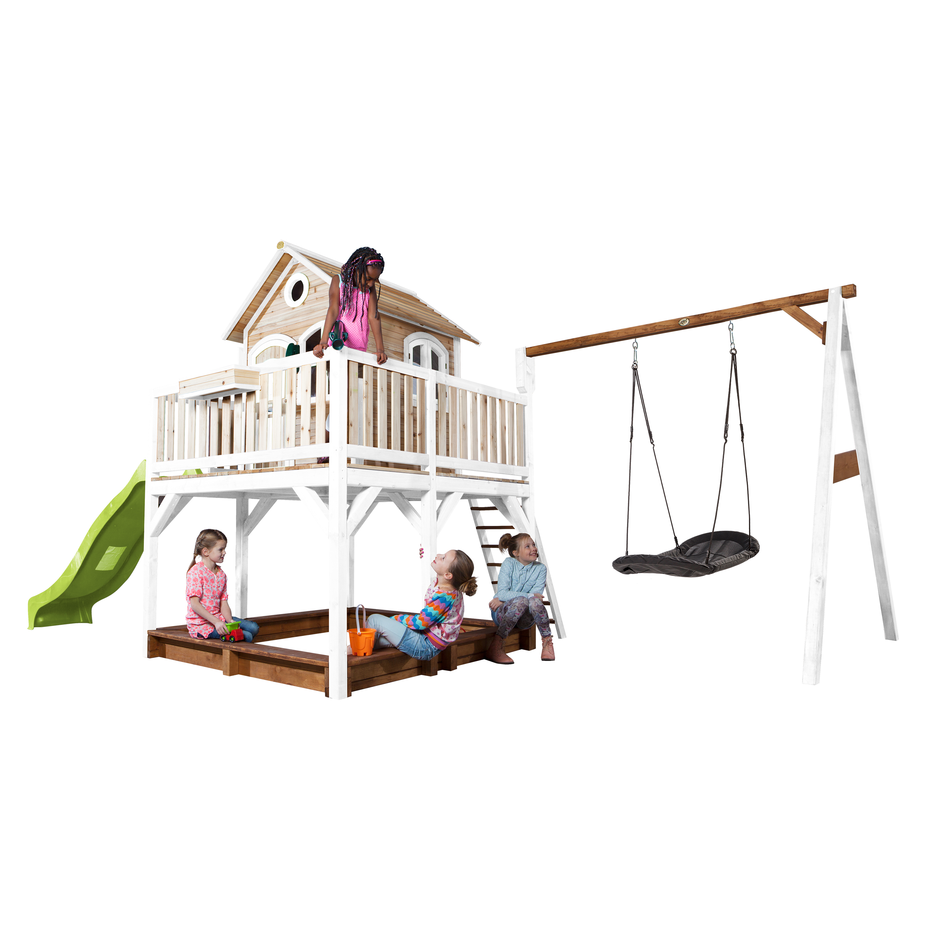 Drei Kinder spielen auf einem Spielhaus aus Holz mit Rutsche, Schaukeln und Sandkasten.
