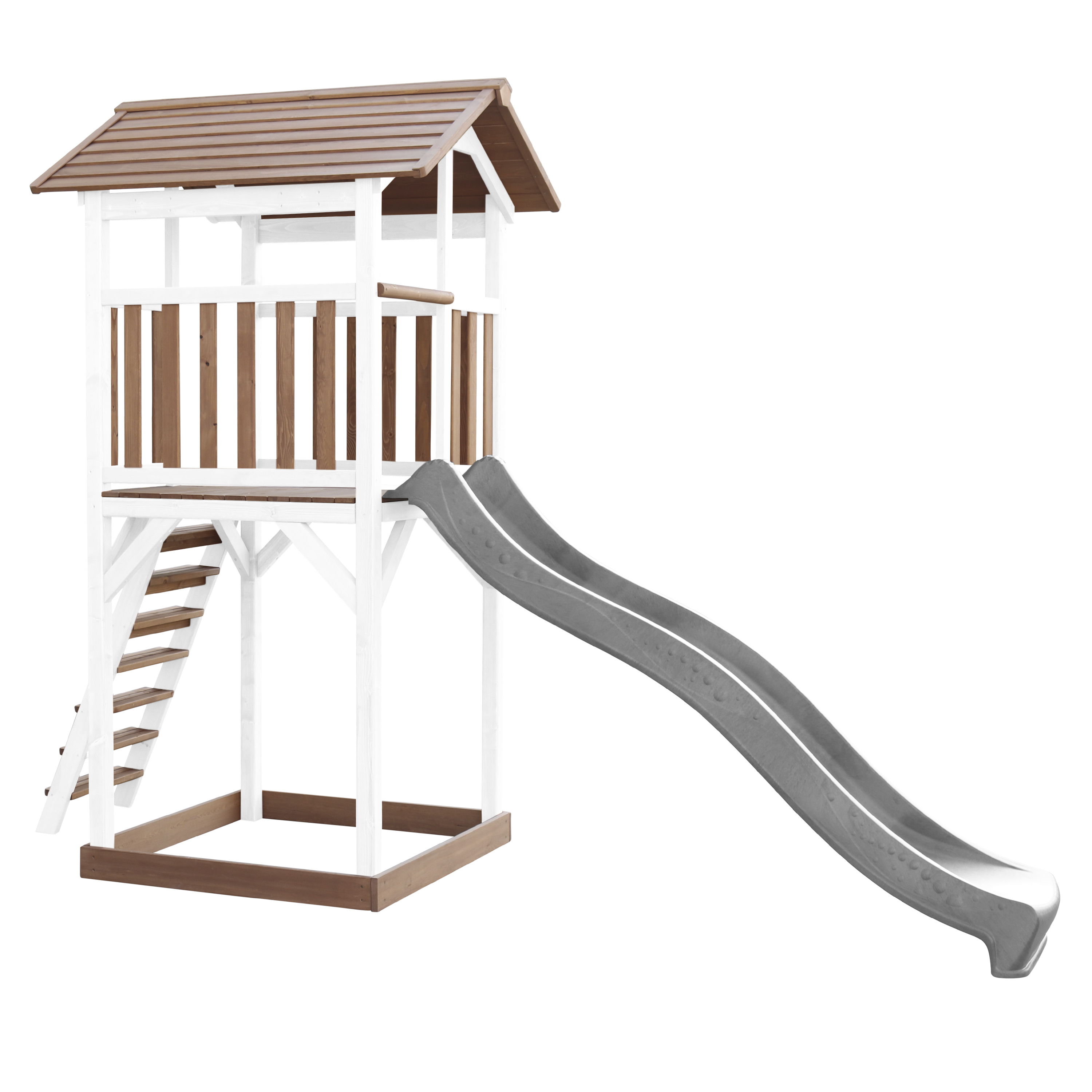 Ein hölzernes Spielhaus mit Rutsche und Treppe vor weißem Hintergrund.