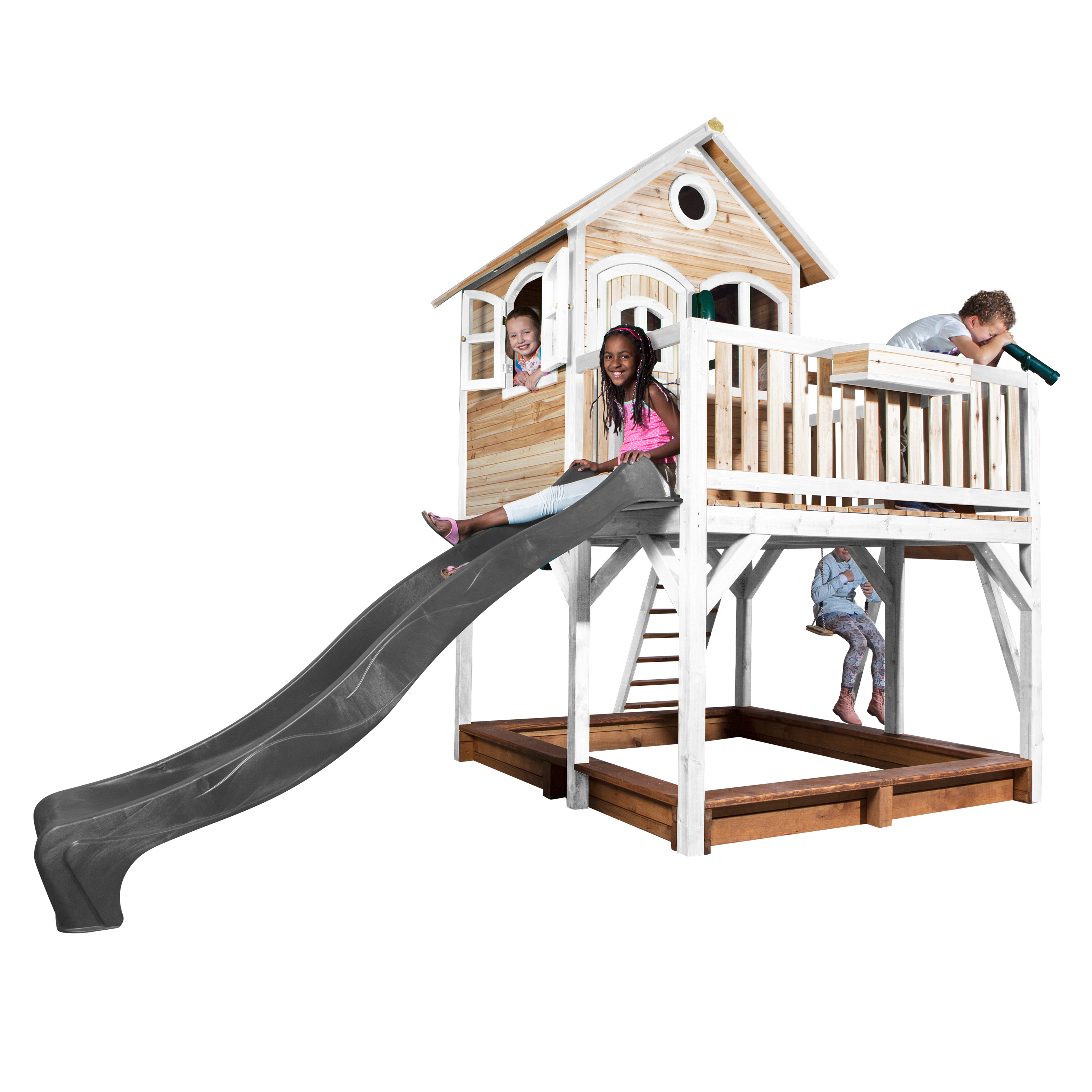 Spielhaus aus Holz mit Rutsche und Kindern. Drei Kinder spielen auf der Rutsche und schauen aus dem Haus.