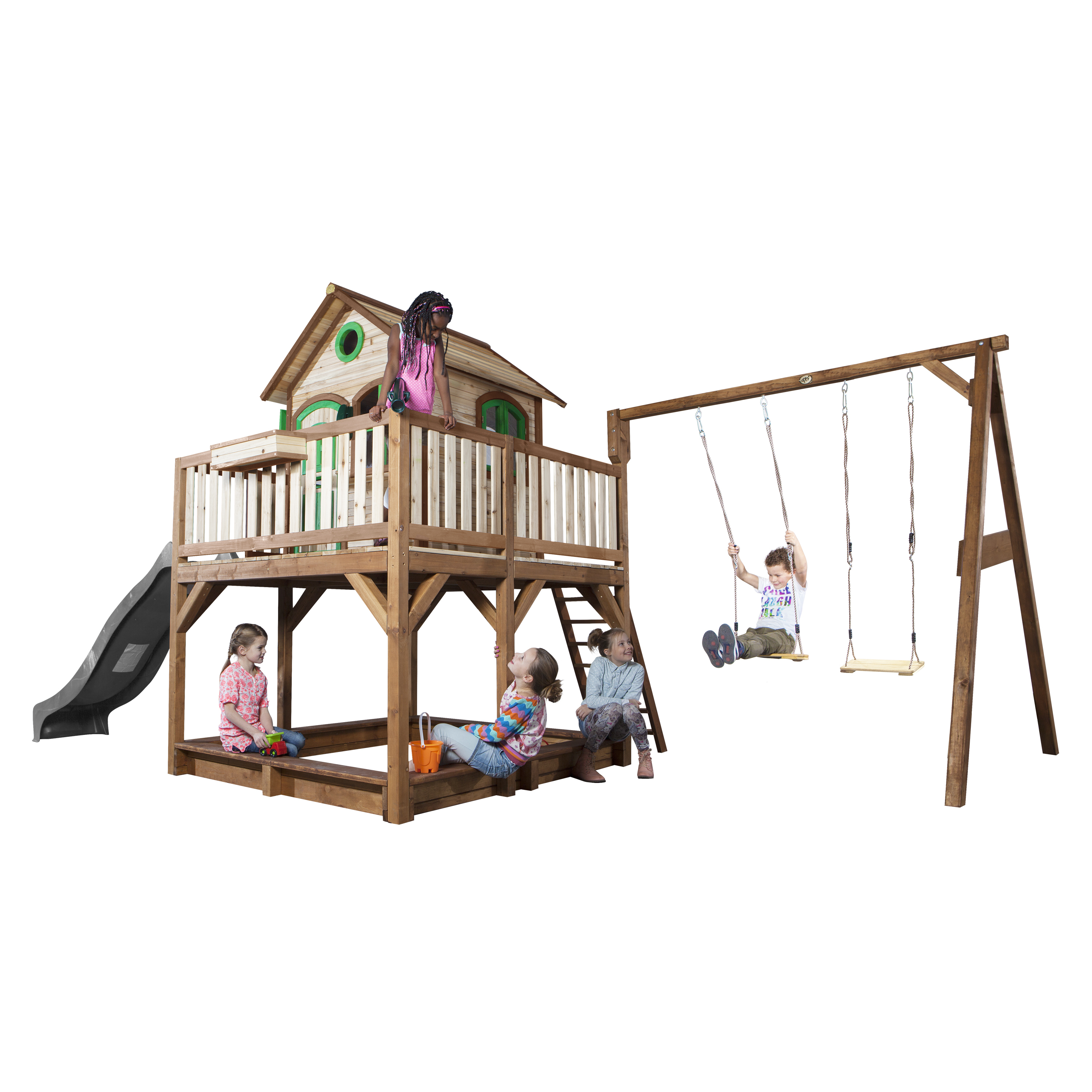 Kinder spielen auf einem Holzspielplatz mit Rutsche, Schaukeln und Sandkasten.