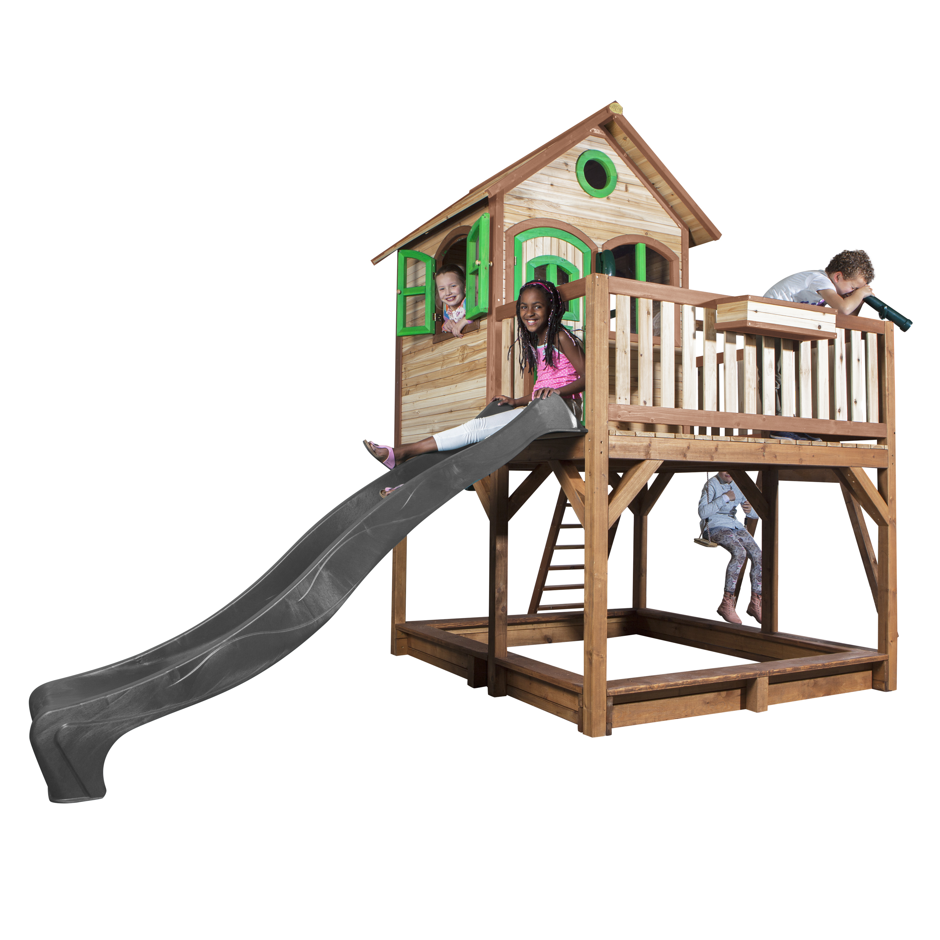 Ein hölzernes Spielhaus mit Rutsche, Leiter und spielenden Kindern. Braune und grüne Farben.
