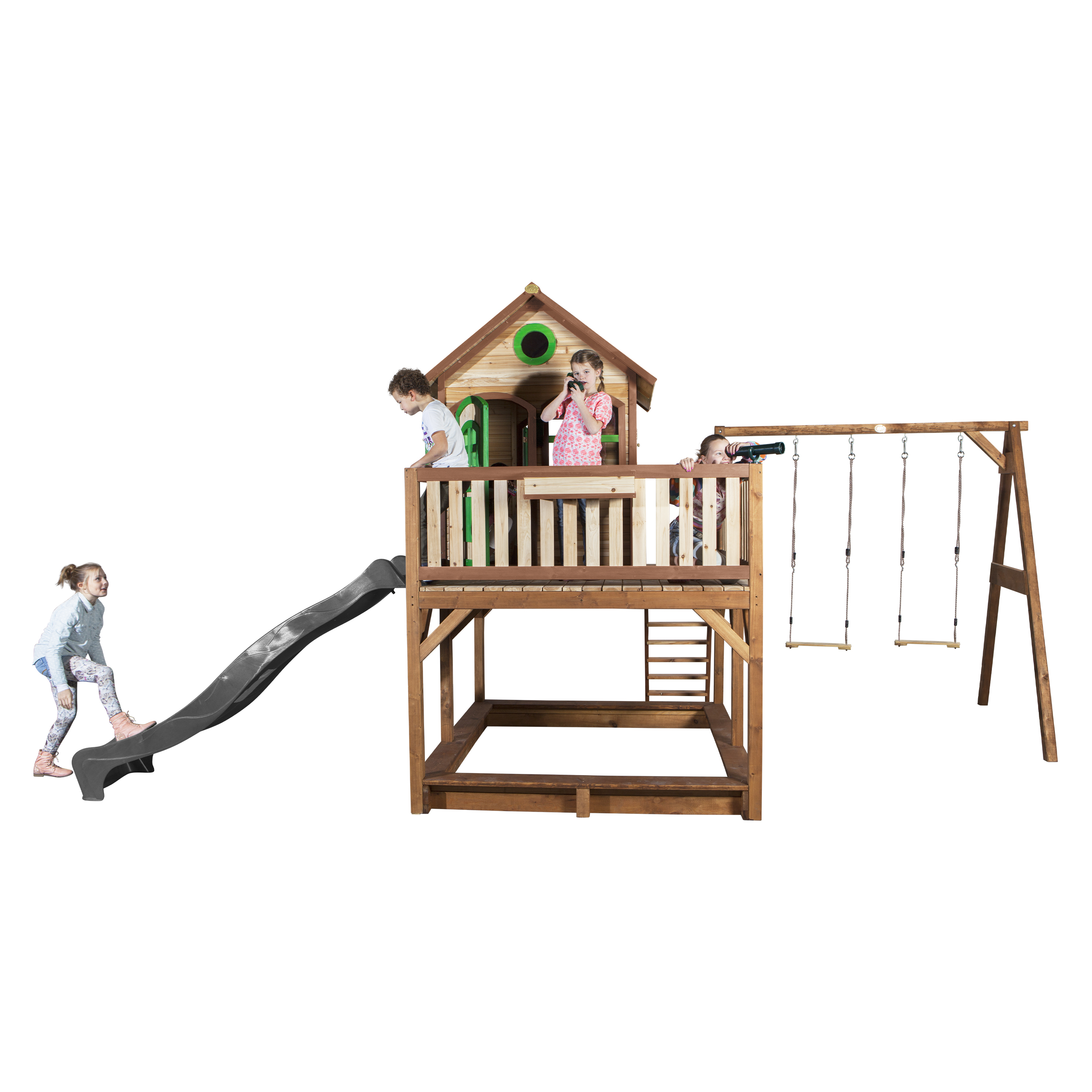 Ein Holzspielhaus mit Rutsche, Schaukel und drei spielenden Kindern. Das Haus ist braun und weiß.