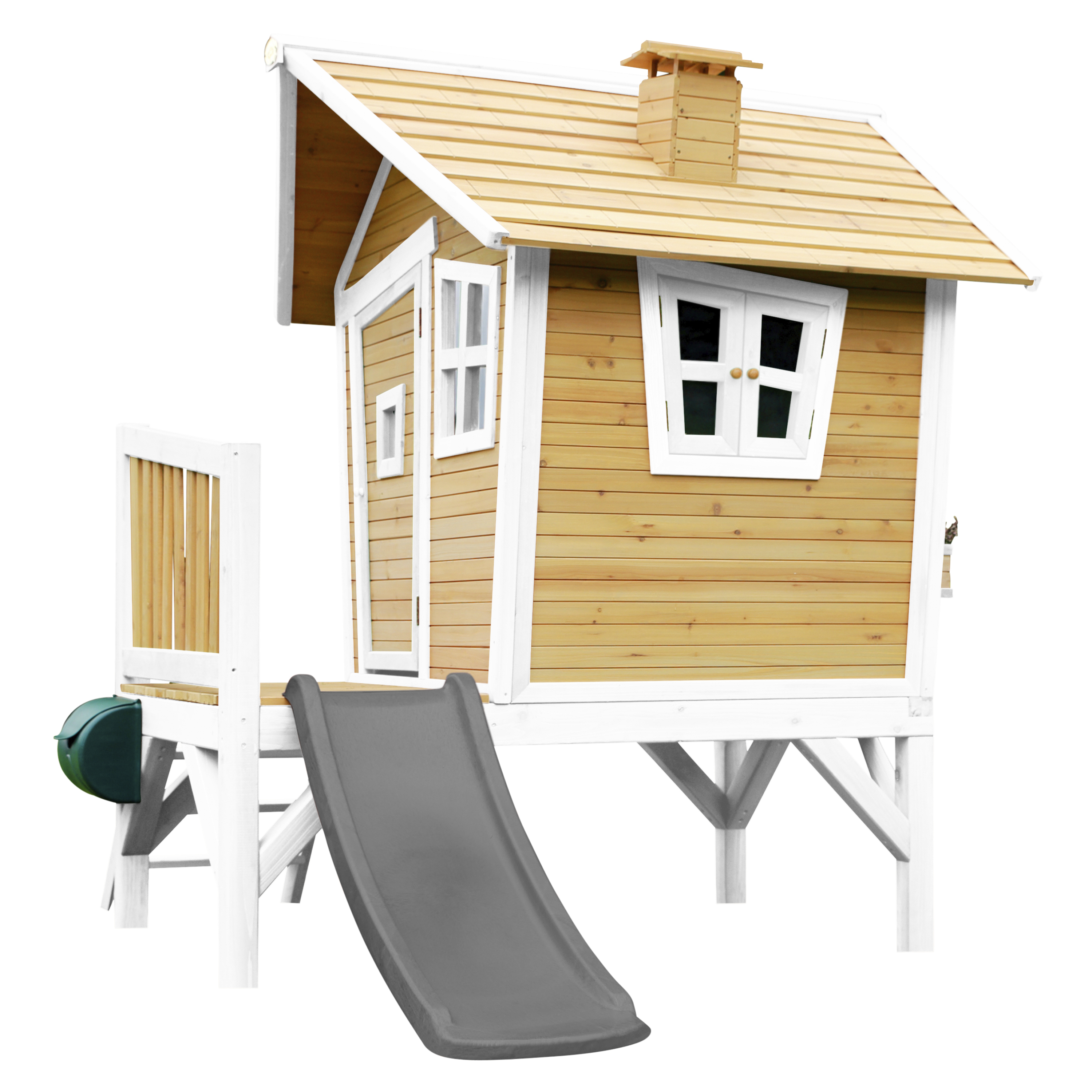 Ein Holzspielhaus mit Rutsche und weißen Stützen, vor weißem Hintergrund.