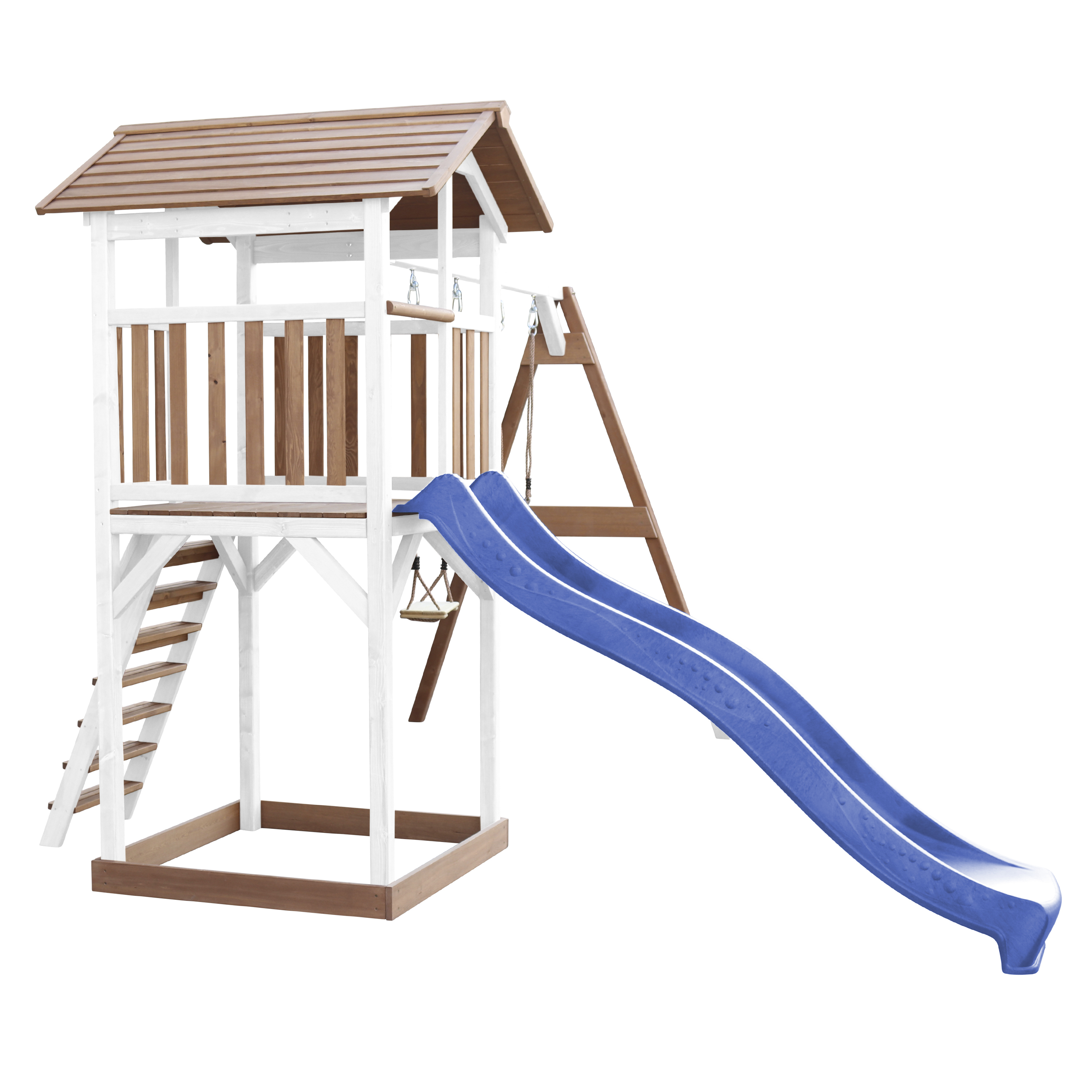 Ein Holzspielplatz mit Rutsche, Treppe, Kletterwand und Dach wird vor weißem Hintergrund gezeigt.