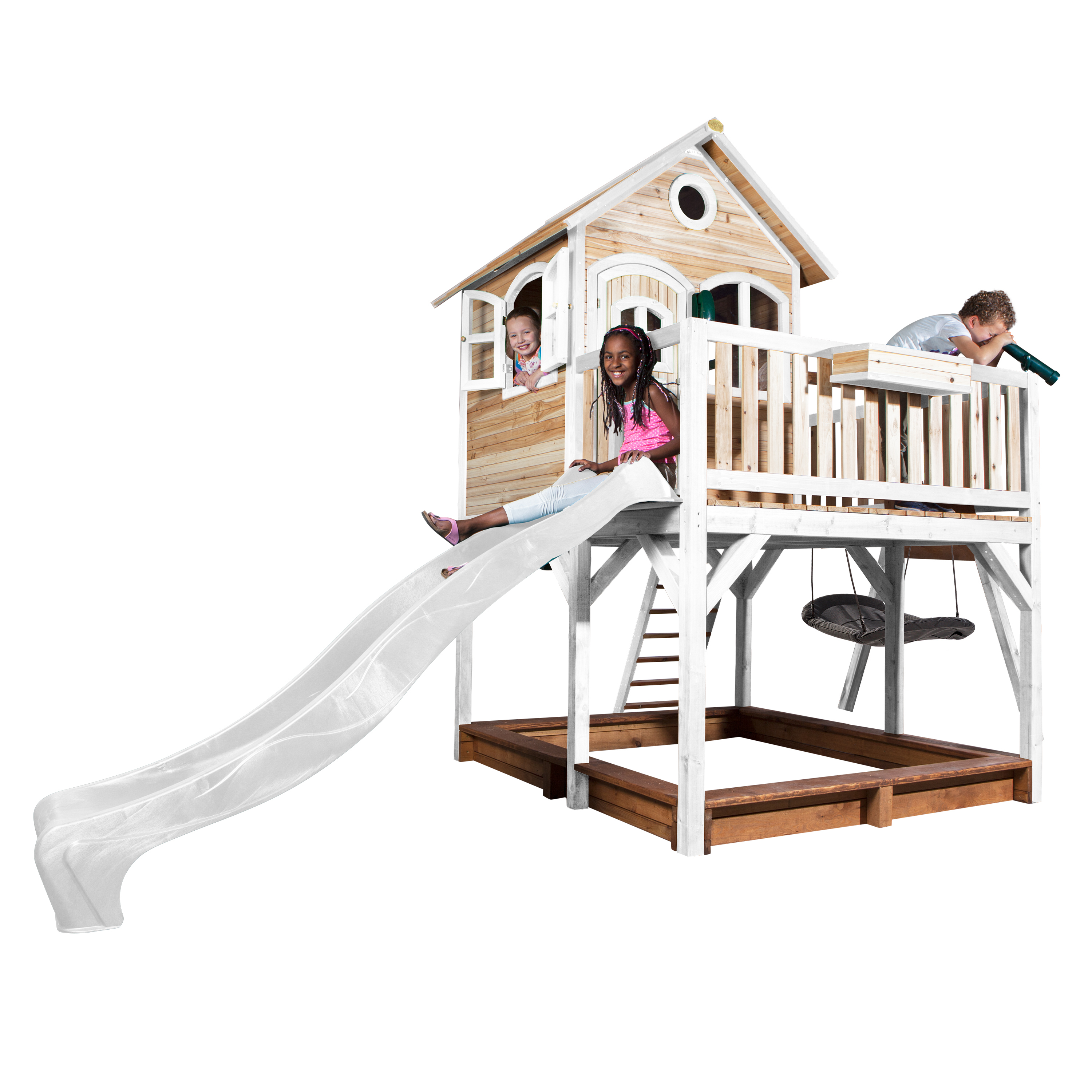Spielhaus aus Holz mit Rutsche, Schaukel und spielenden Kindern. Baumhaus-Stil. Weißes und braunes Farbschema.