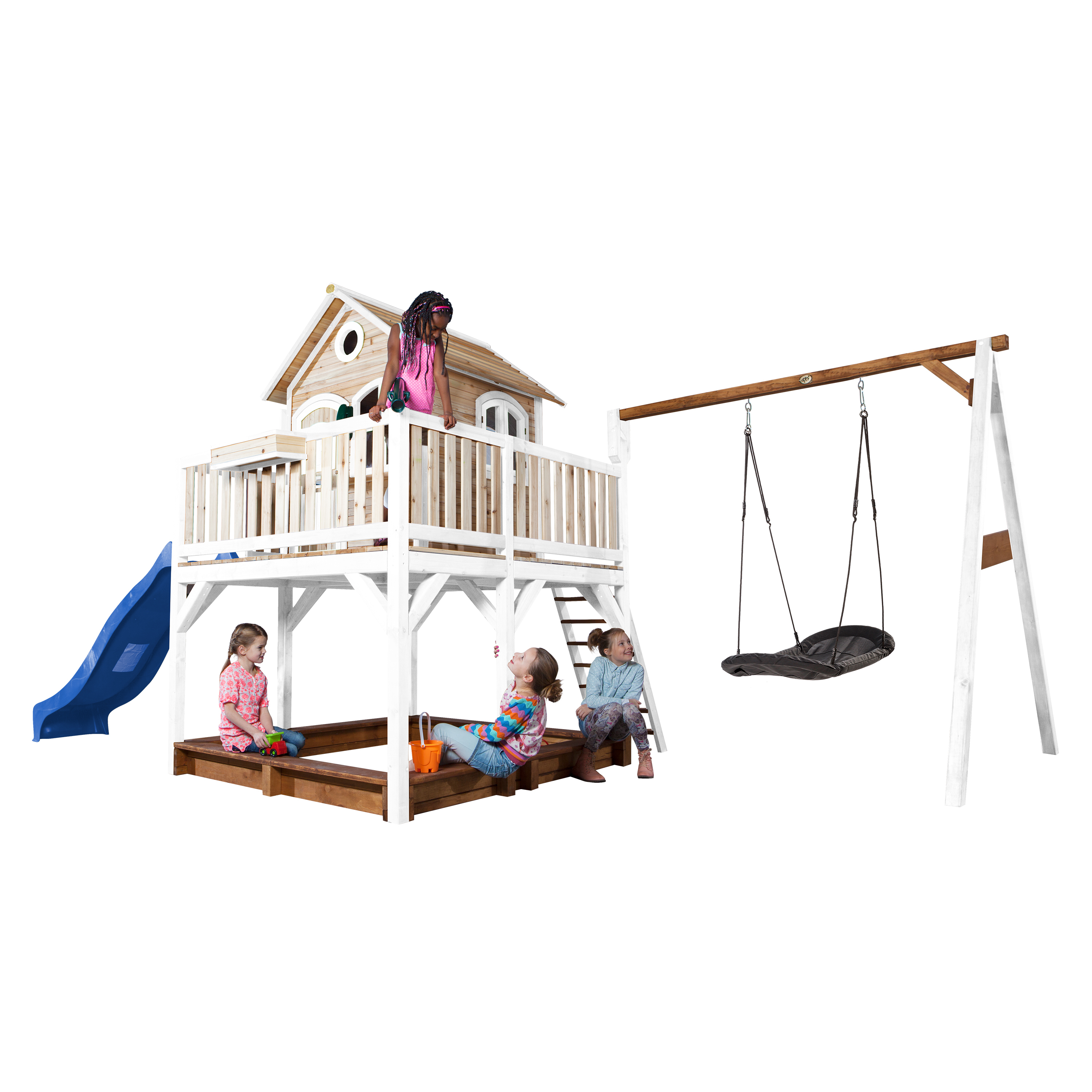 Spielplatz mit einem hölzernen Spielhaus, Rutsche, Schaukel und spielenden Kindern.