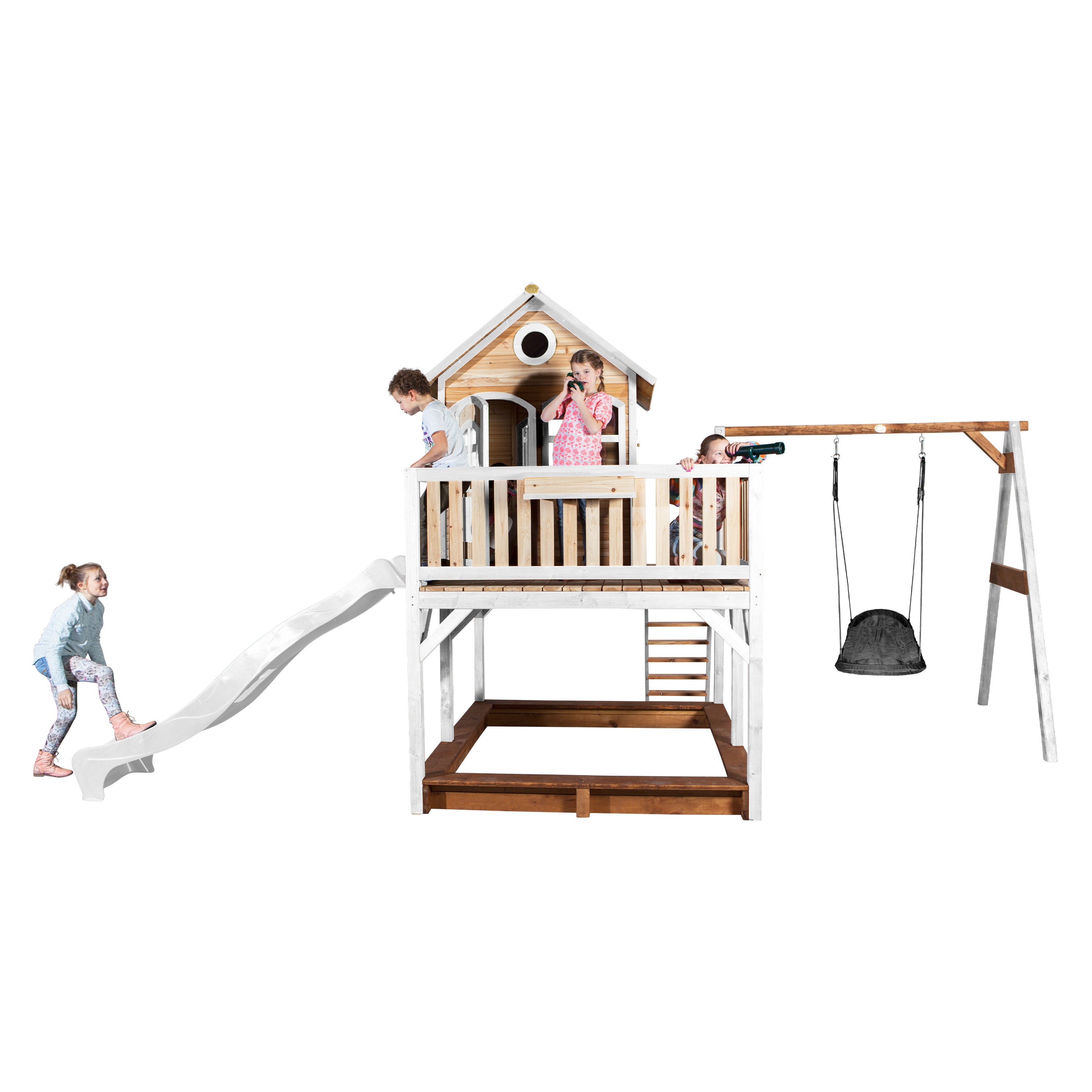 Kinder spielen auf einem hölzernen Spielplatz mit Rutsche und Schaukeln.