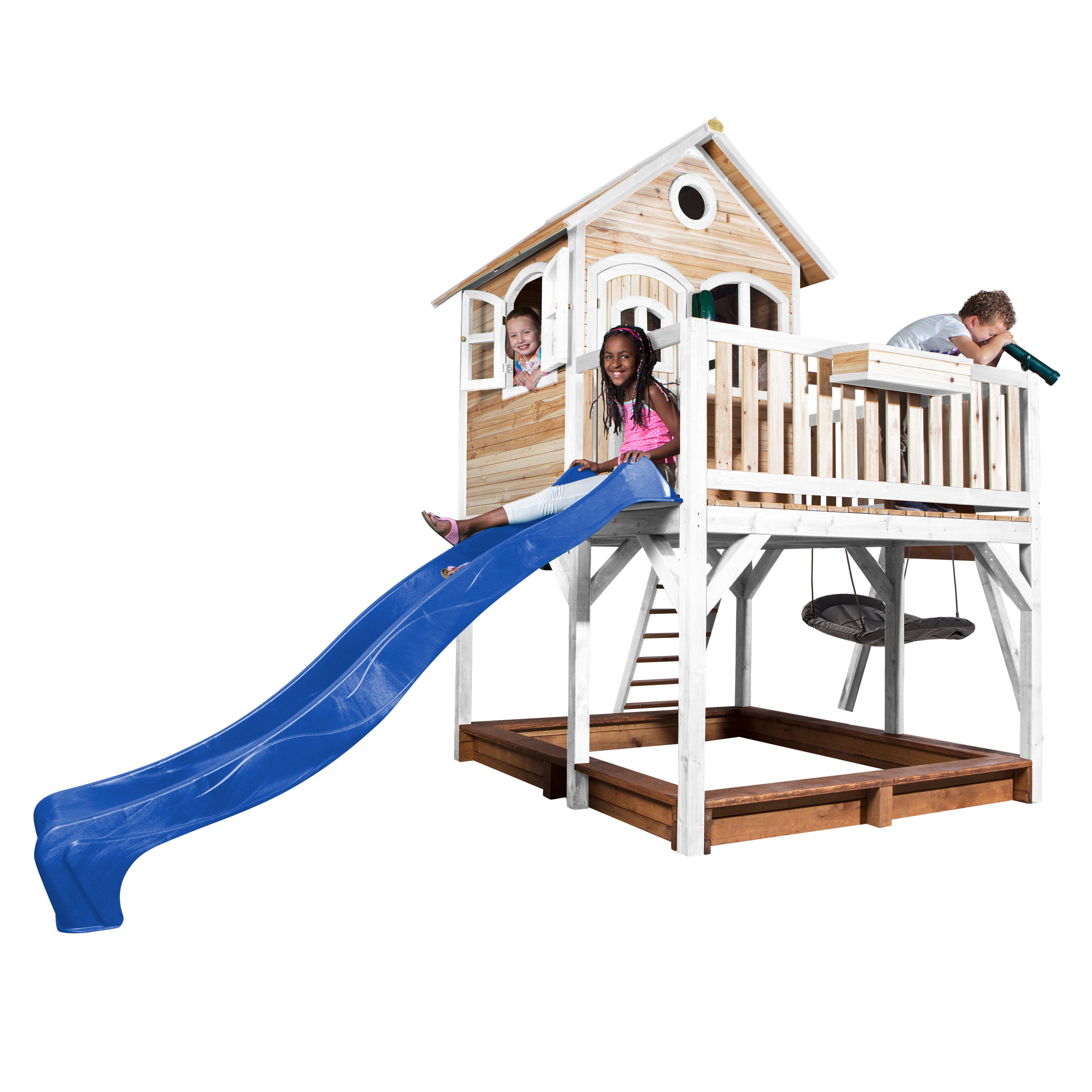 Spielhaus aus Holz mit Rutsche und Sandkasten. Kinder spielen auf der Struktur.