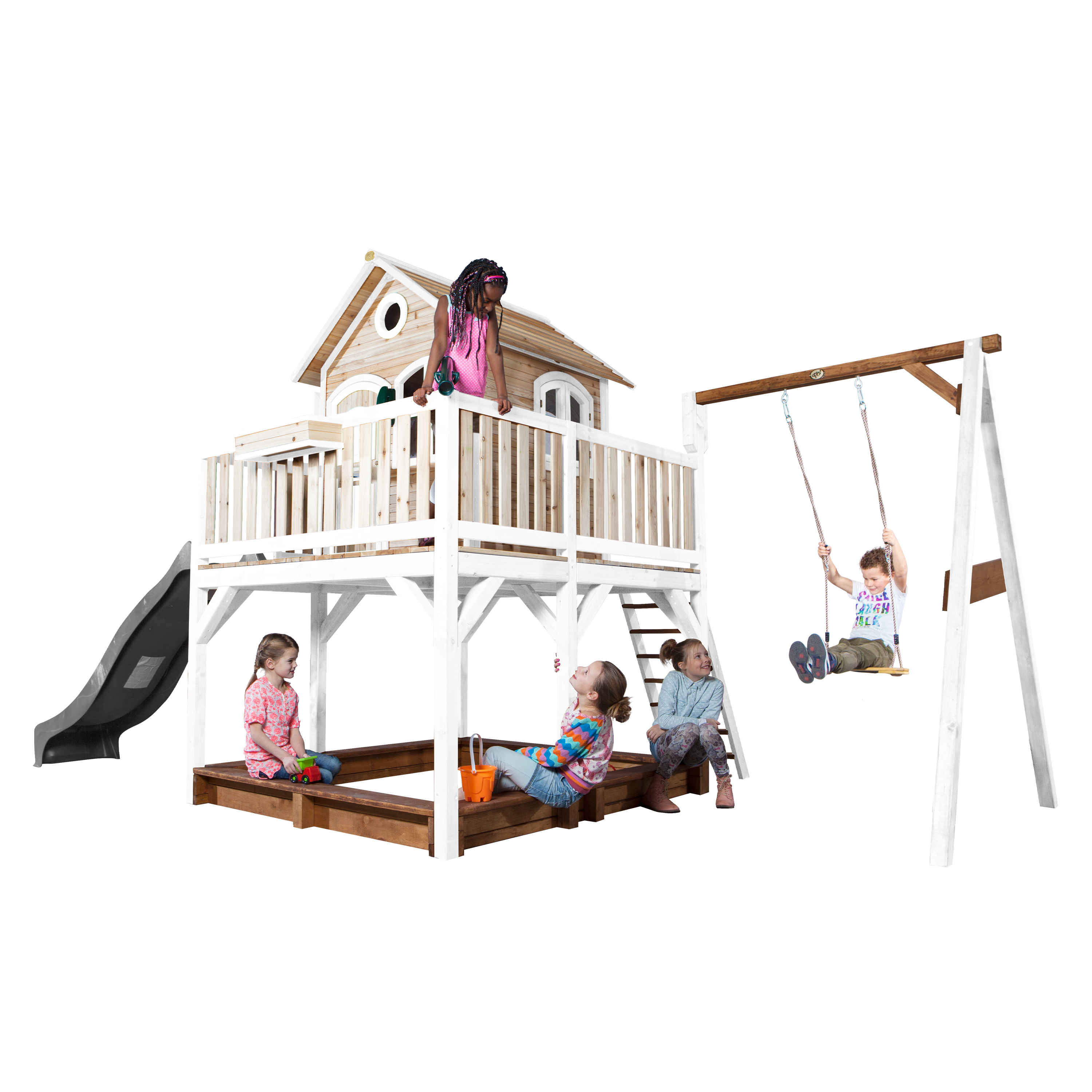 Ein hölzernes Spielset mit Rutsche, Schaukel und Haus. Kinder spielen auf der Struktur.