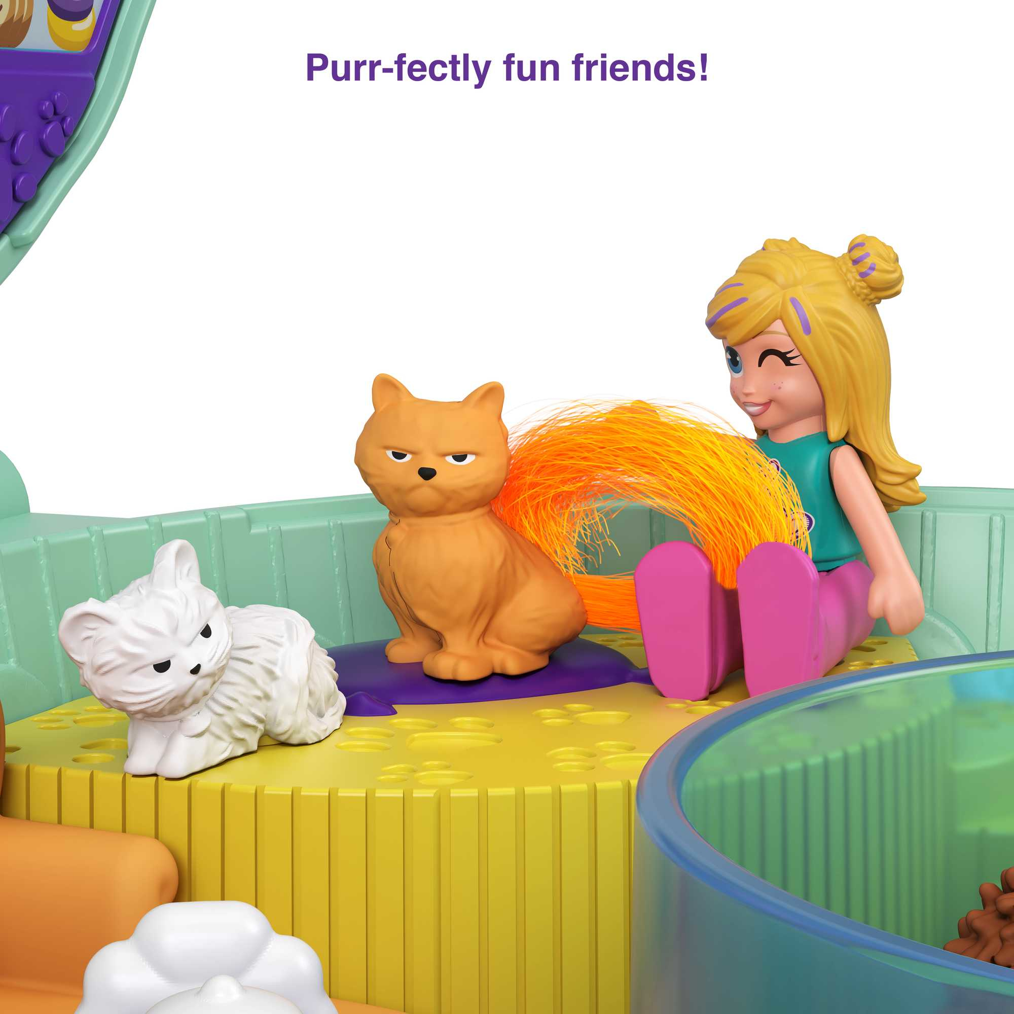 Spielzeugszene mit einer Puppe und zwei Katzenfiguren. Die Puppe hat blondes Haar und trägt pinke Hosen.