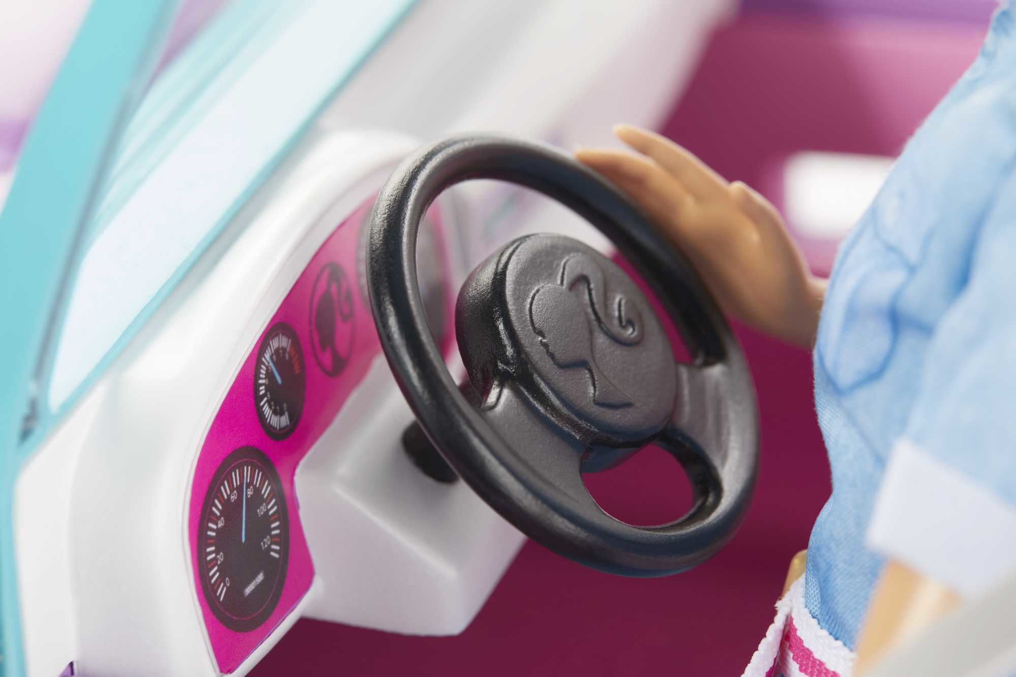 Primer plano del salpicadero de un coche. Volante con una mano de muñeca.