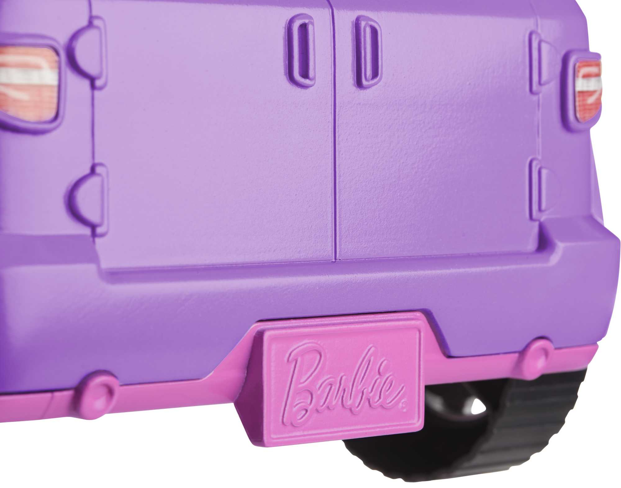 Primer plano de la parte trasera de un vehículo Barbie, mostrando la placa.