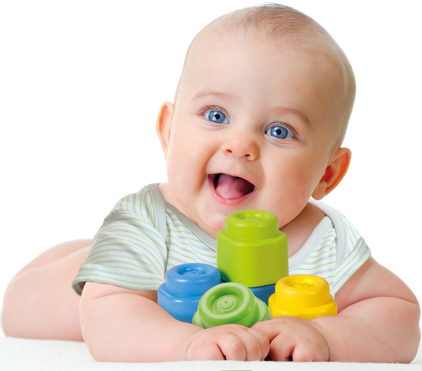 Uśmiechnięte dziecko trzyma kolorowe klocki. Dziecko leży na białym tle.