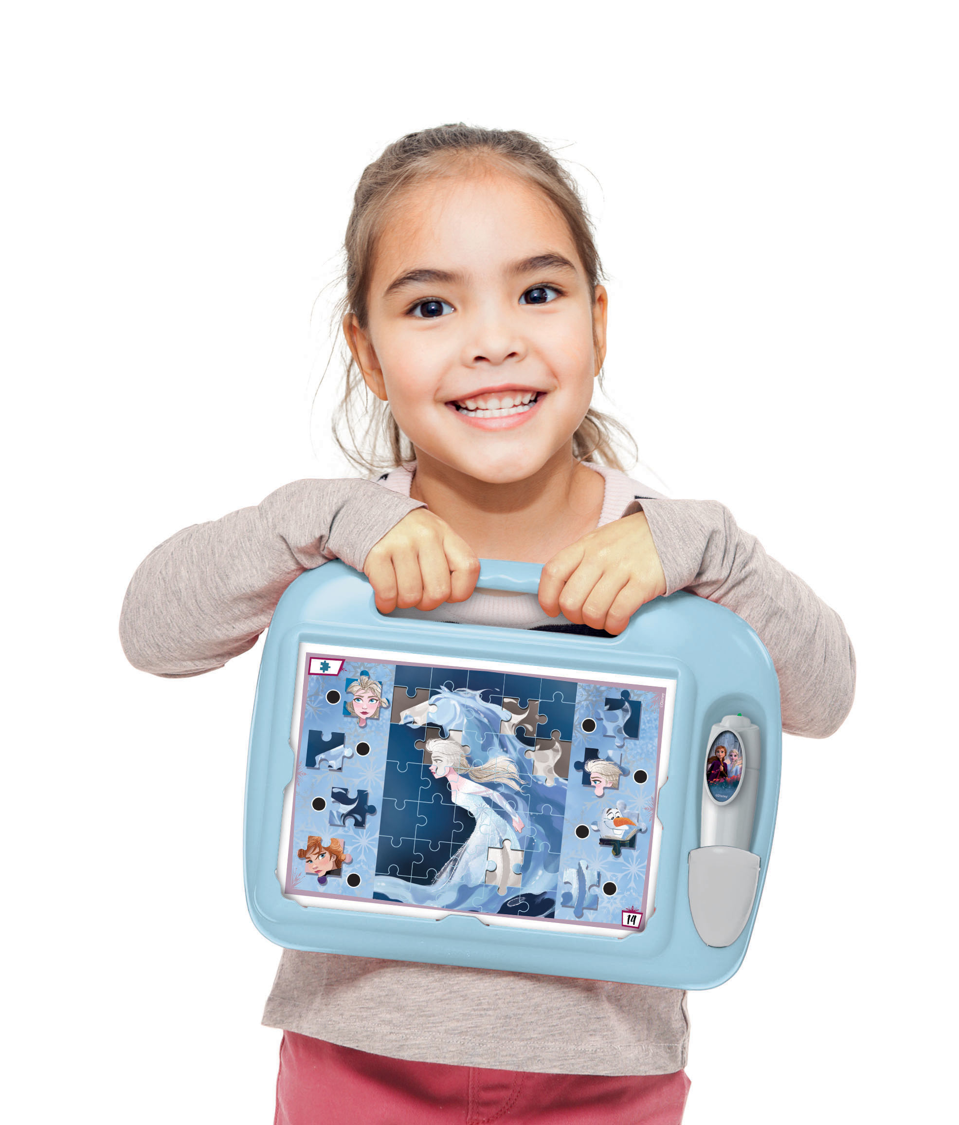 Dziewczynka trzymająca niebieską grę logiczną Frozen na białym tle.