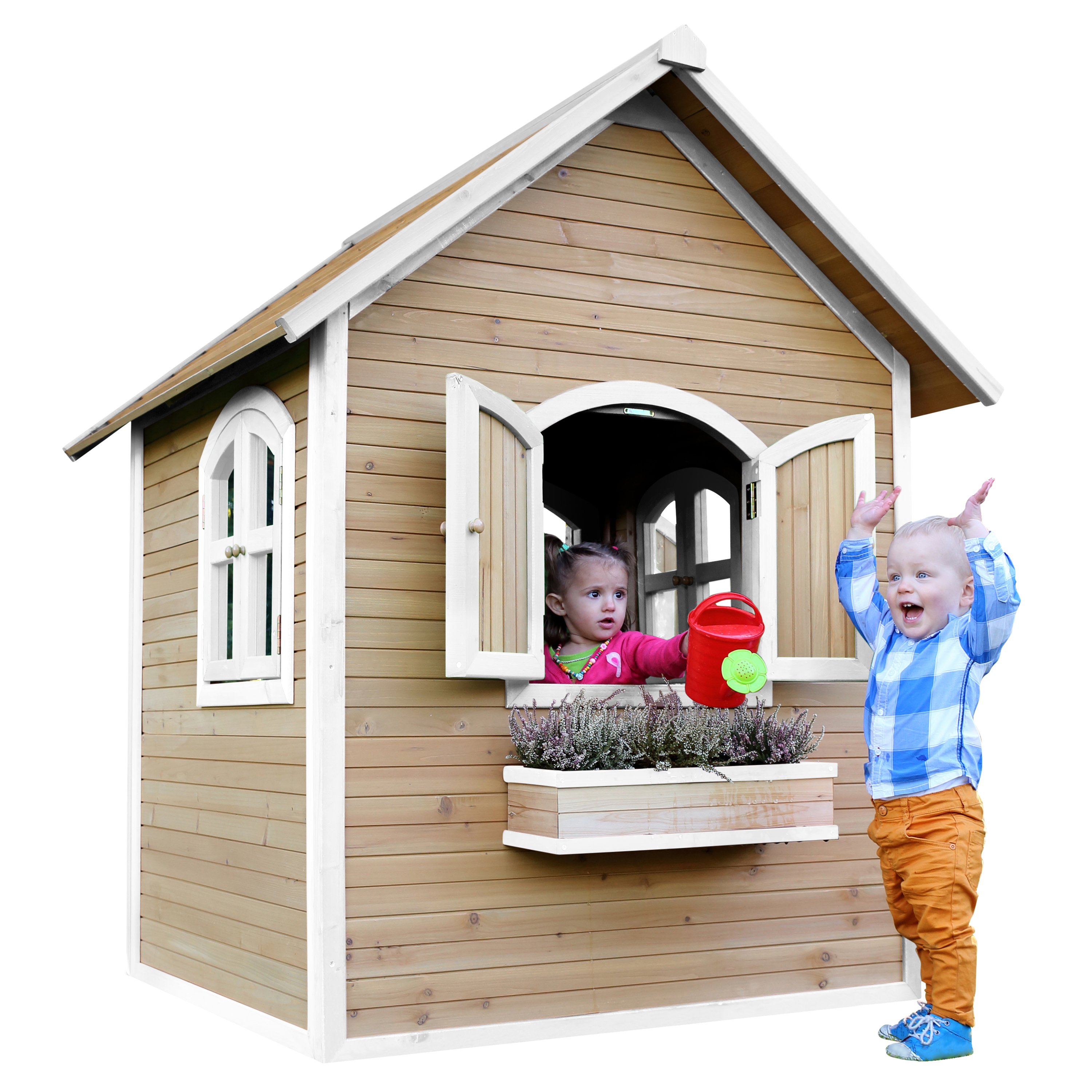 Ein Holzspielhaus mit zwei Kindern. Eines im Fenster, eines draußen, aufgeregt.