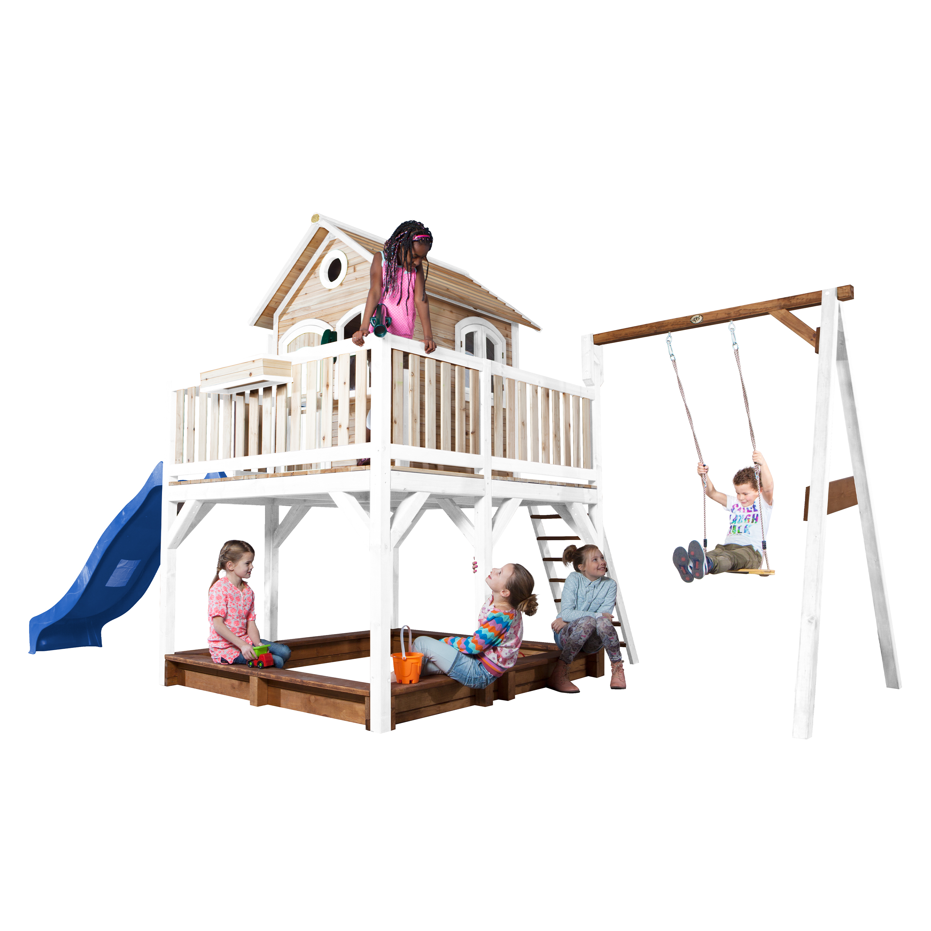 Kinder spielen auf einem Holzspielplatz mit Rutsche, Schaukeln, Sandkasten und Haus.