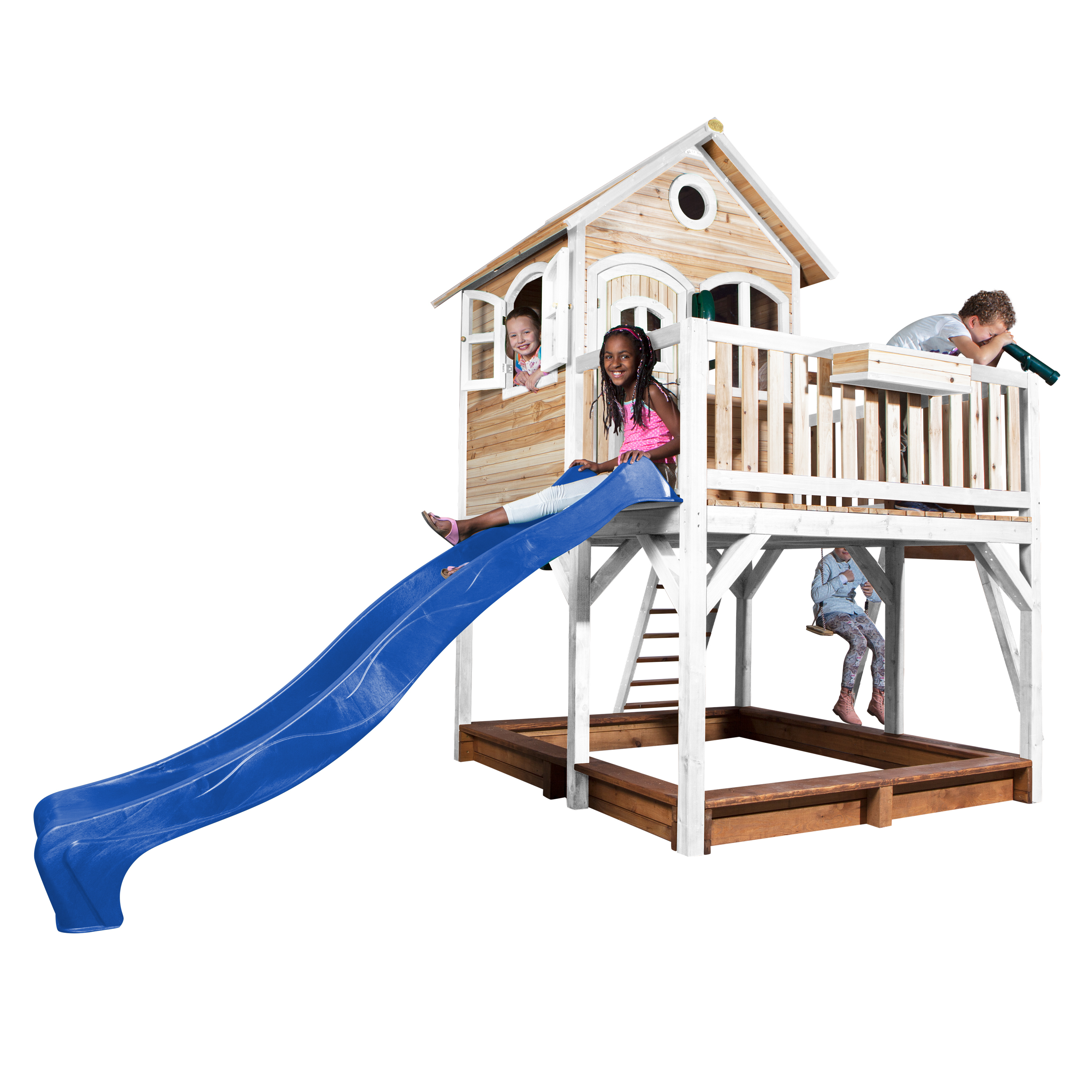 Ein Holzspielhaus mit blauer Rutsche, mit Kindern, die auf Rutsche und Deck spielen.