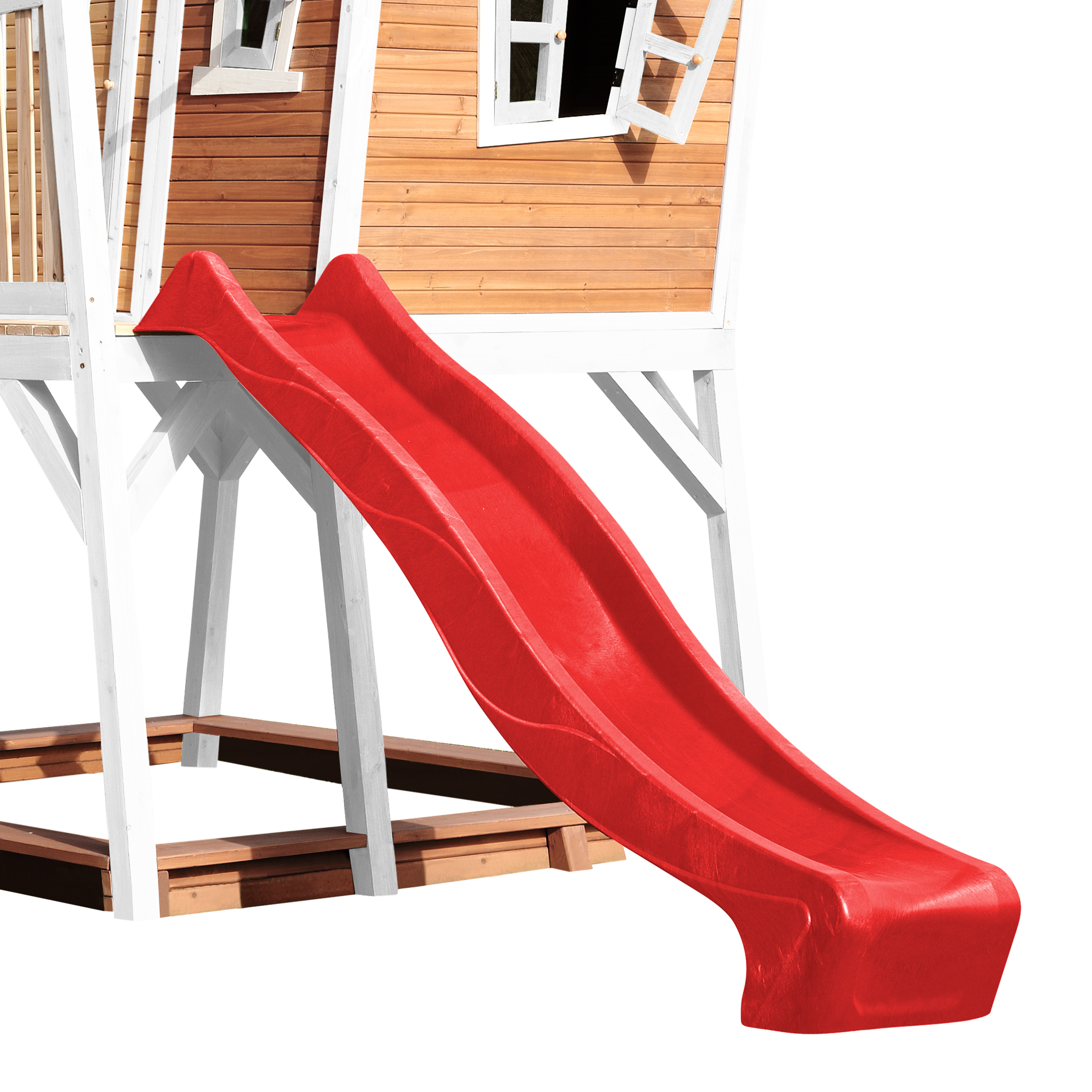 Rutsche an einem Spielhaus aus Holz befestigt. Die Rutsche ist zentral.