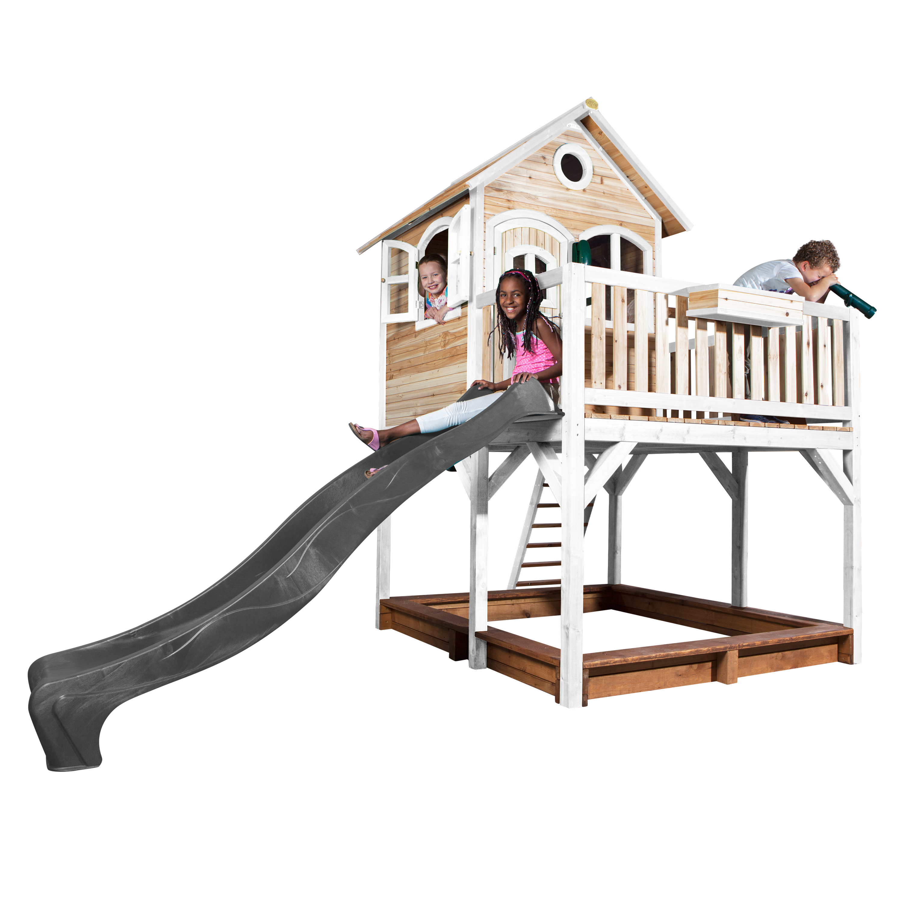 Ein Holzspielhaus mit grauer Rutsche, mit Kindern, die auf Rutsche und Deck spielen.