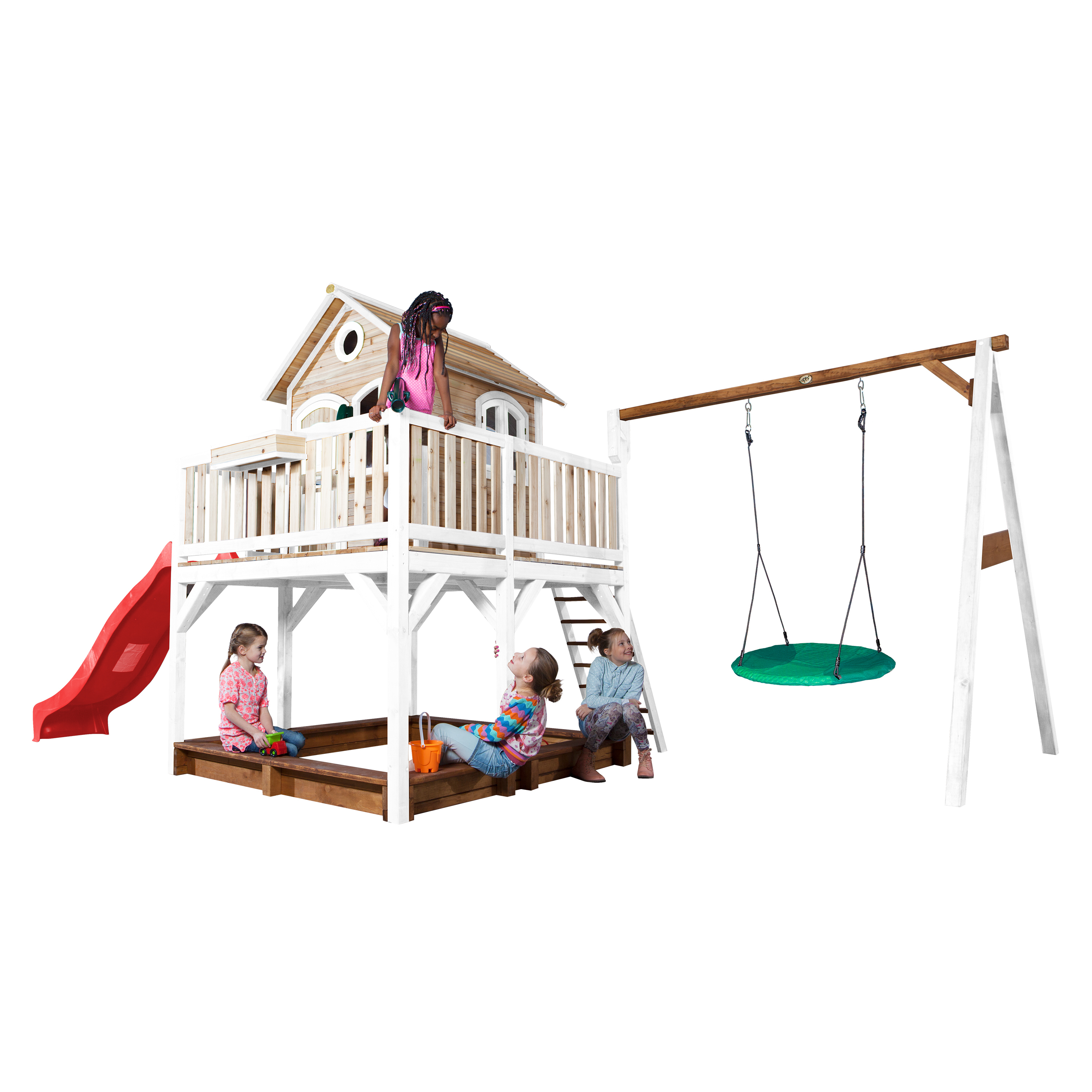 Spielplatz mit einem hölzernen Spielhaus, Rutsche, Schaukel und spielenden Kindern.