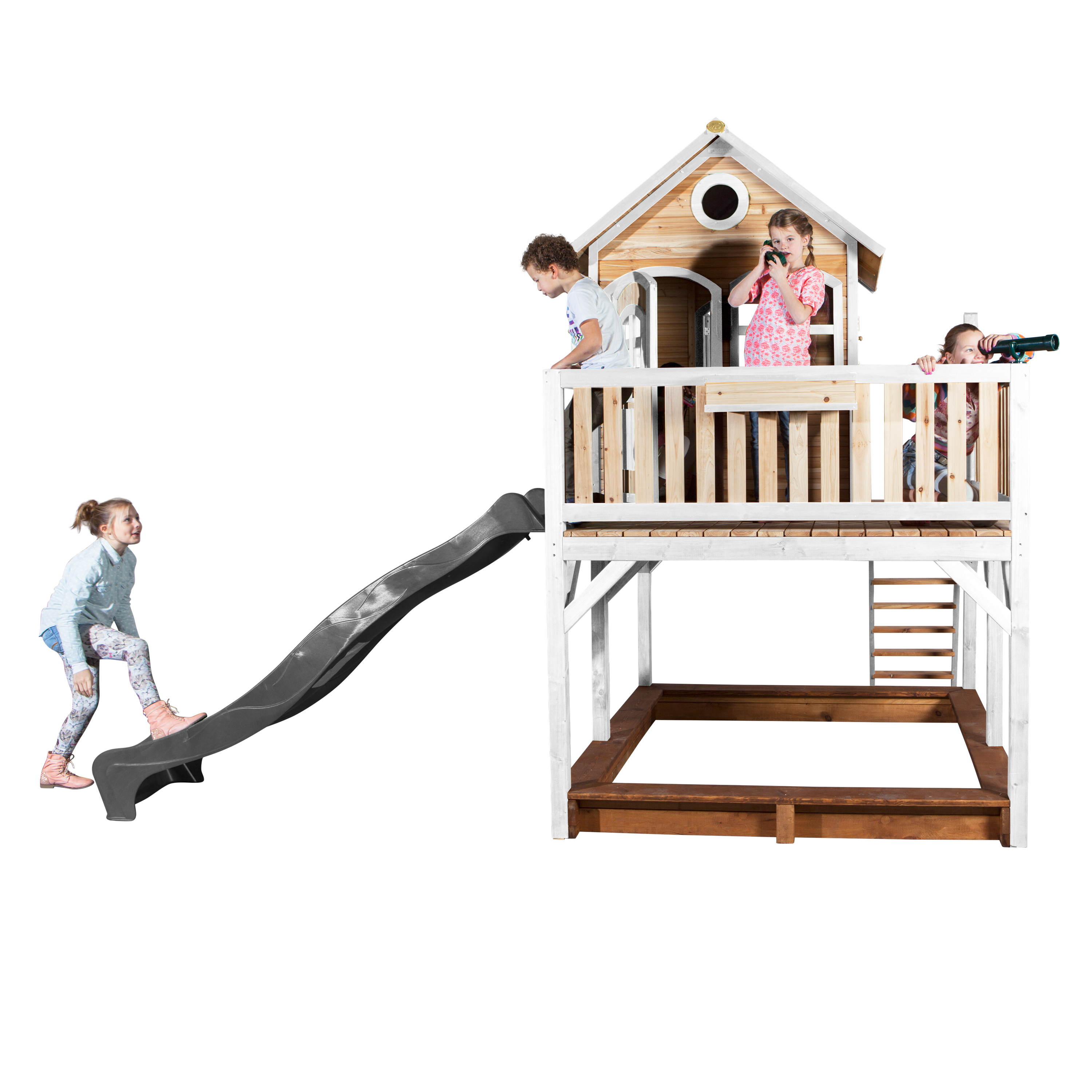 Kinder spielen auf einem Holzspielplatz. Mit Rutsche, Sandkasten und erhöhtem Haus.