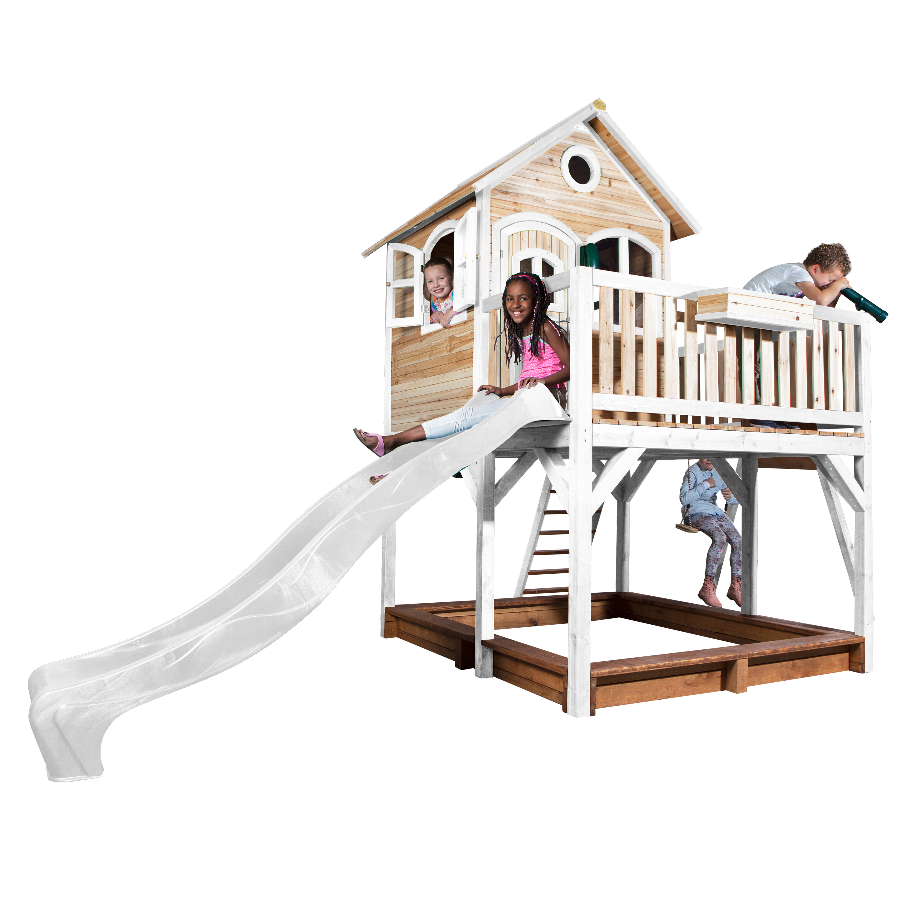 Holz-Spielplatz mit Rutsche, Sandkasten und mehreren spielenden Kindern.