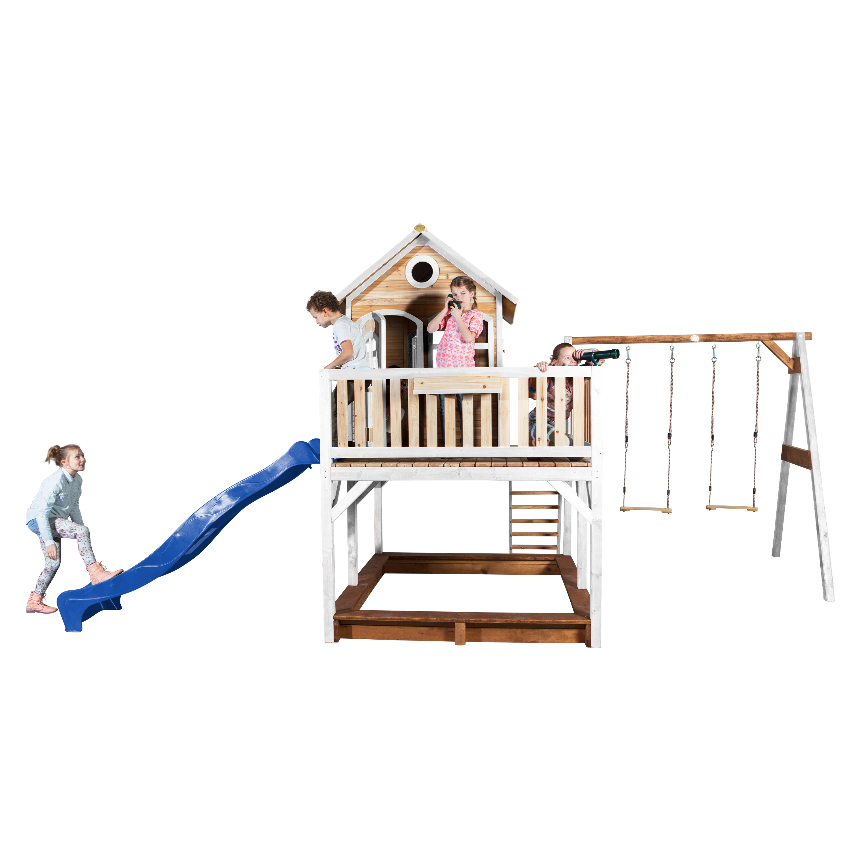 Kinder spielen auf einem hölzernen Spielplatz mit Rutsche und Schaukeln, vor weißem Hintergrund.