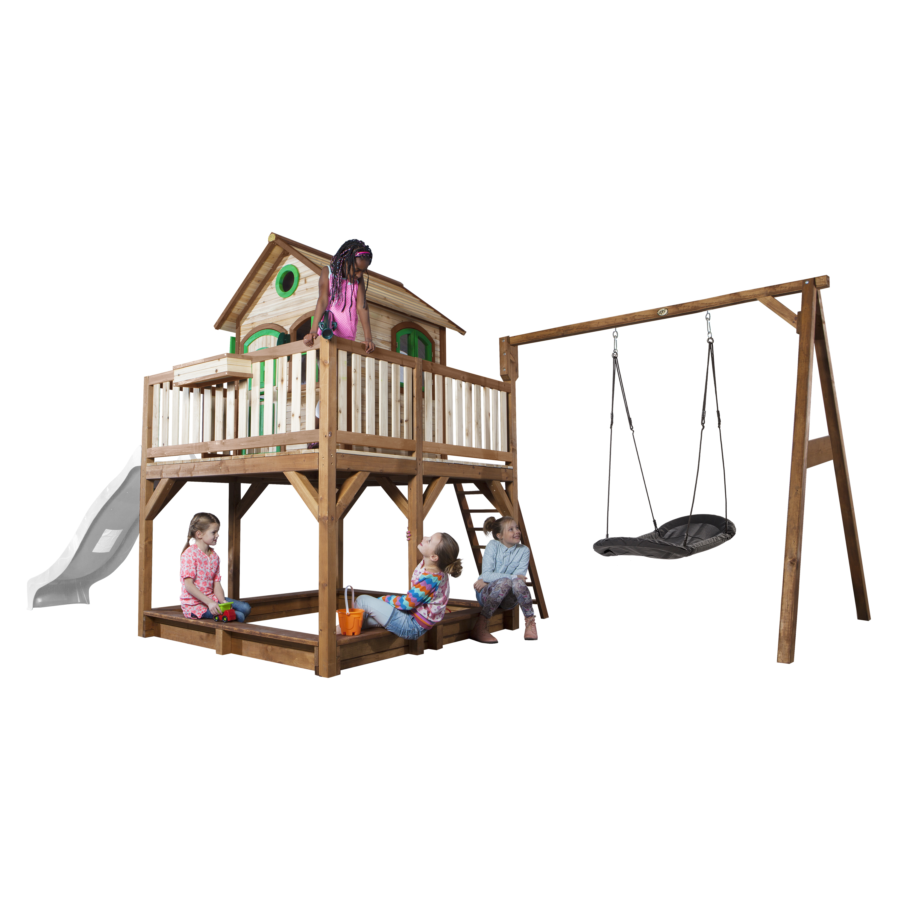 Spielplatz mit Holzspielhaus und Schaukel. Mehrere Kinder spielen.