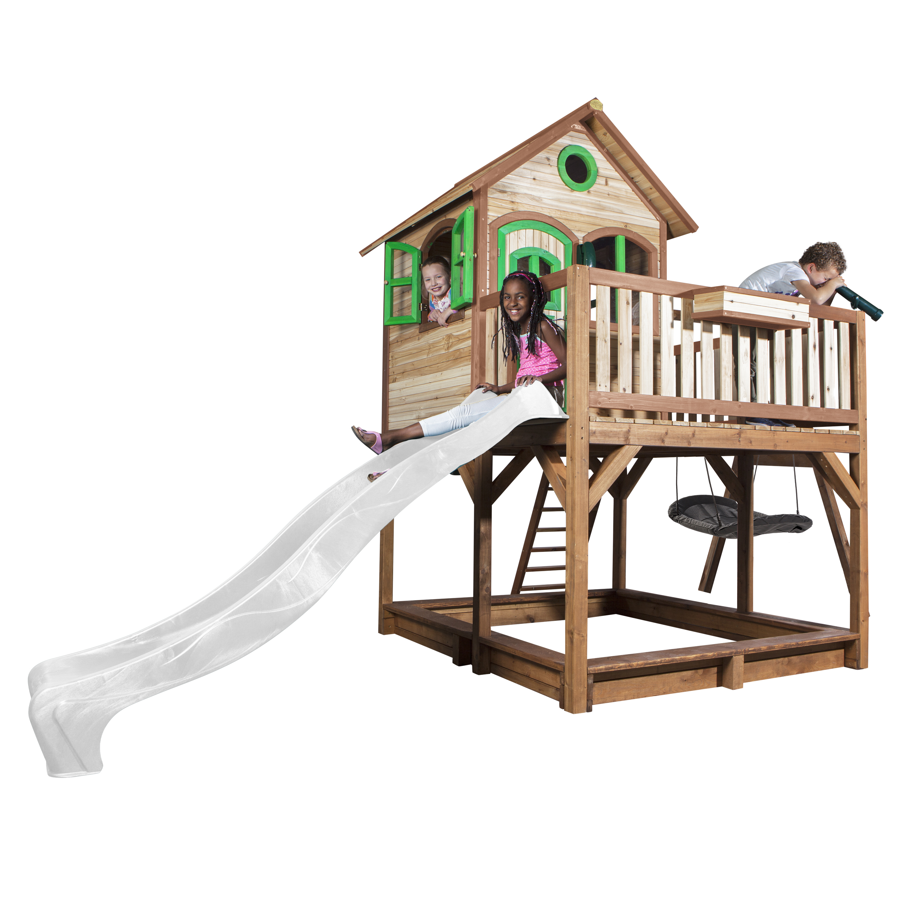 Ein Holzspielplatz mit einem Haus, Rutsche, Schaukel und spielenden Kindern. Der Hintergrund ist weiß.
