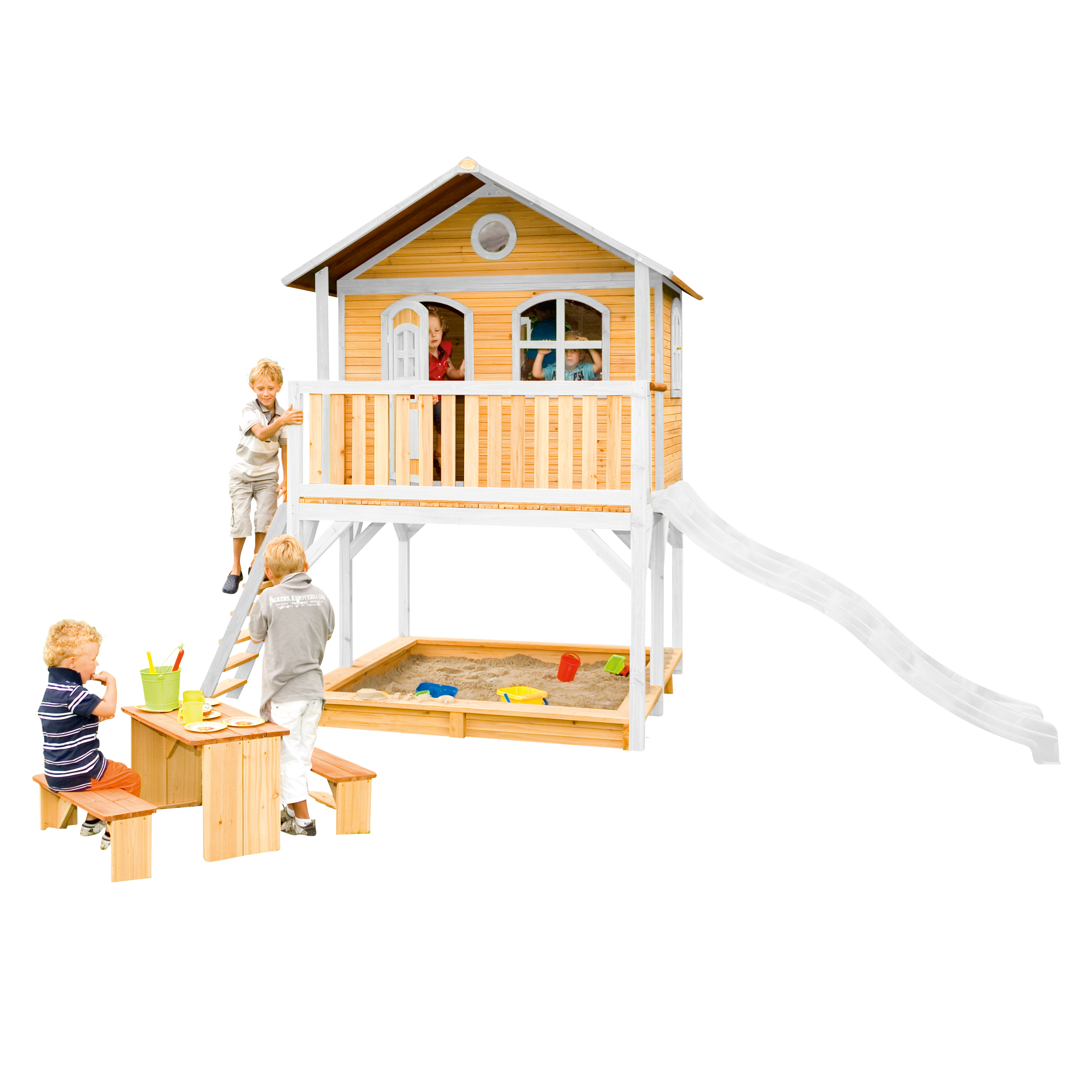 Ein hölzernes Spielset mit Rutsche, Haus und Tisch. Kinder spielen.