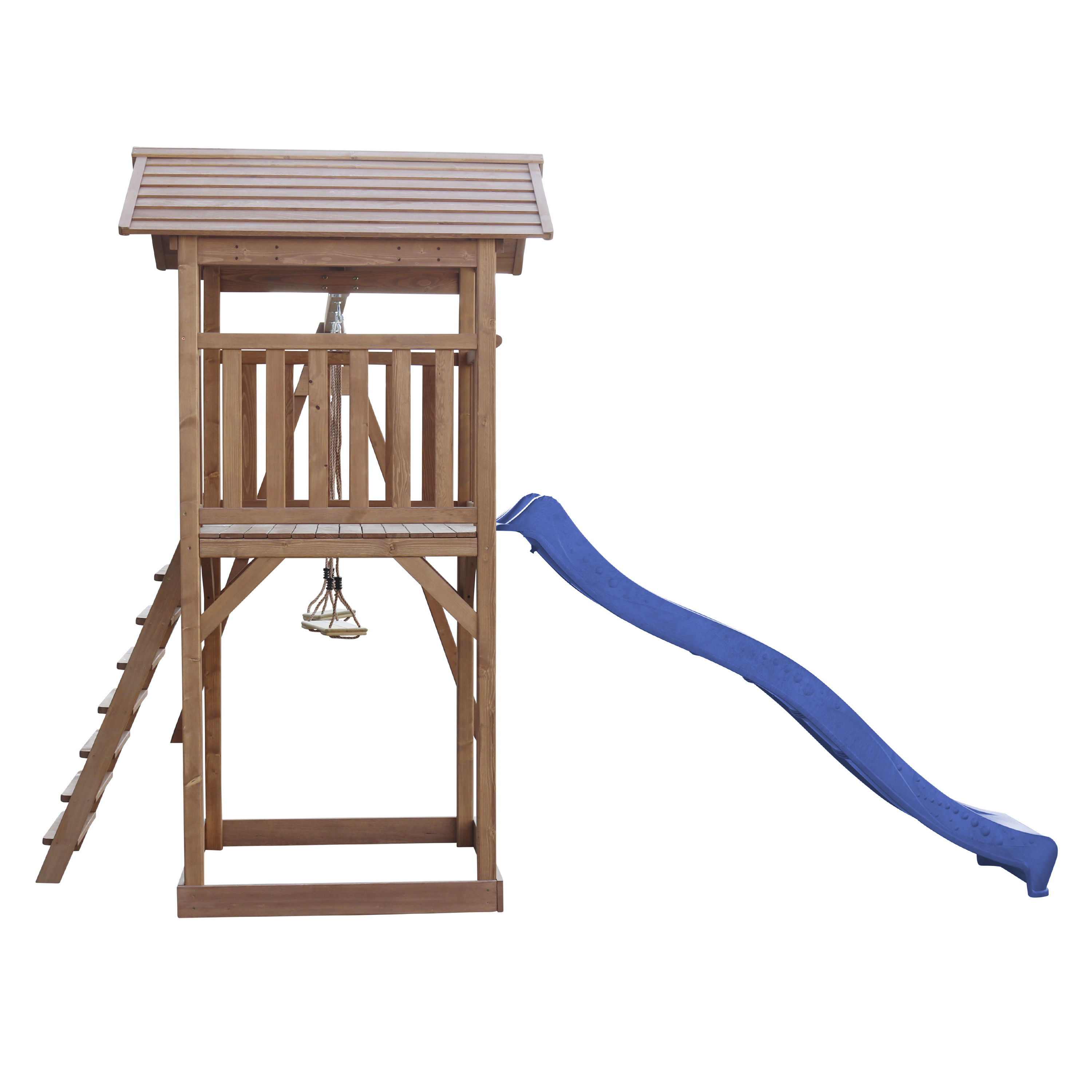 Holzspielplatz mit Rutsche und Leiter auf weißem Hintergrund.