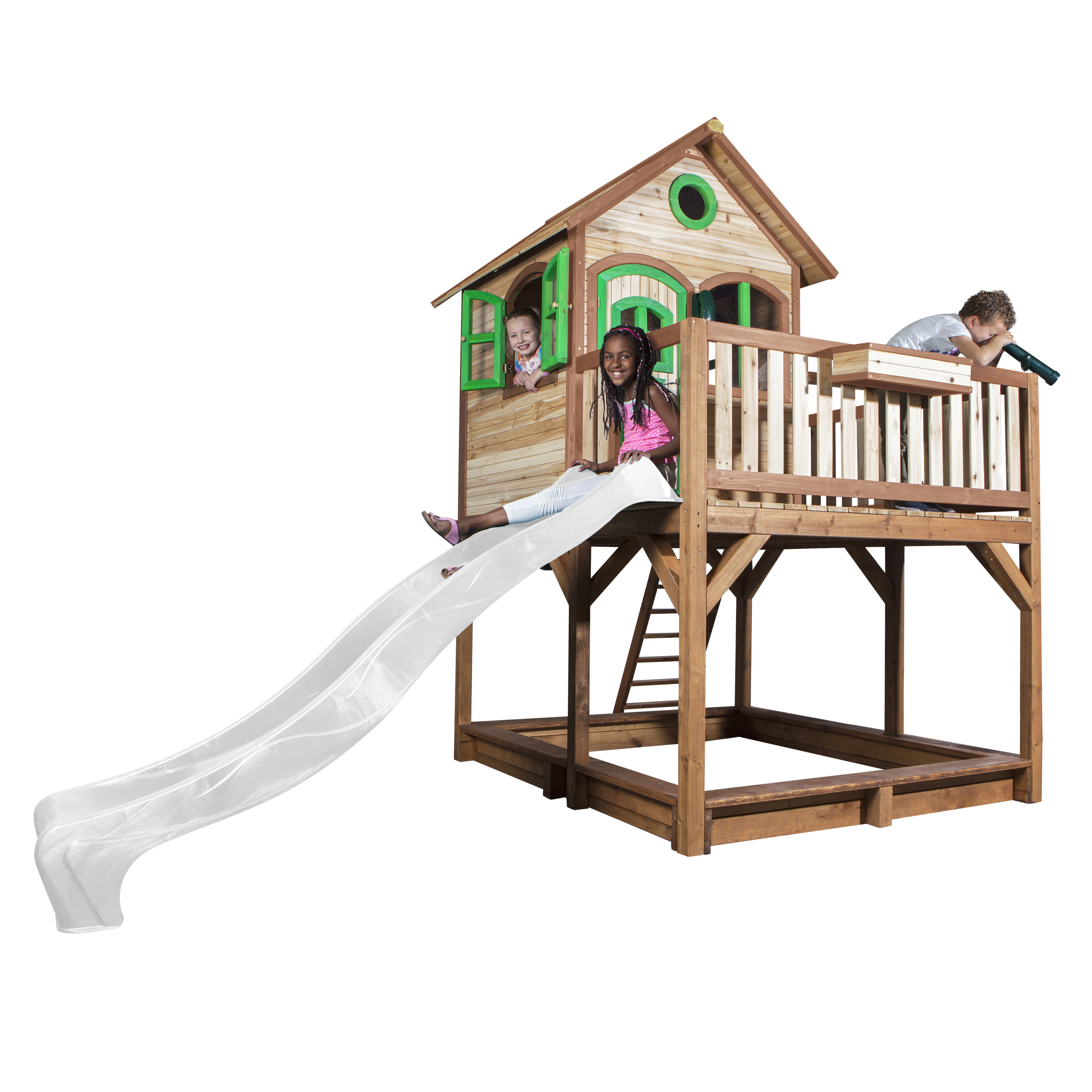 Ein hölzernes Spielhaus mit Rutsche und drei Kindern, die aus den Fenstern schauen.