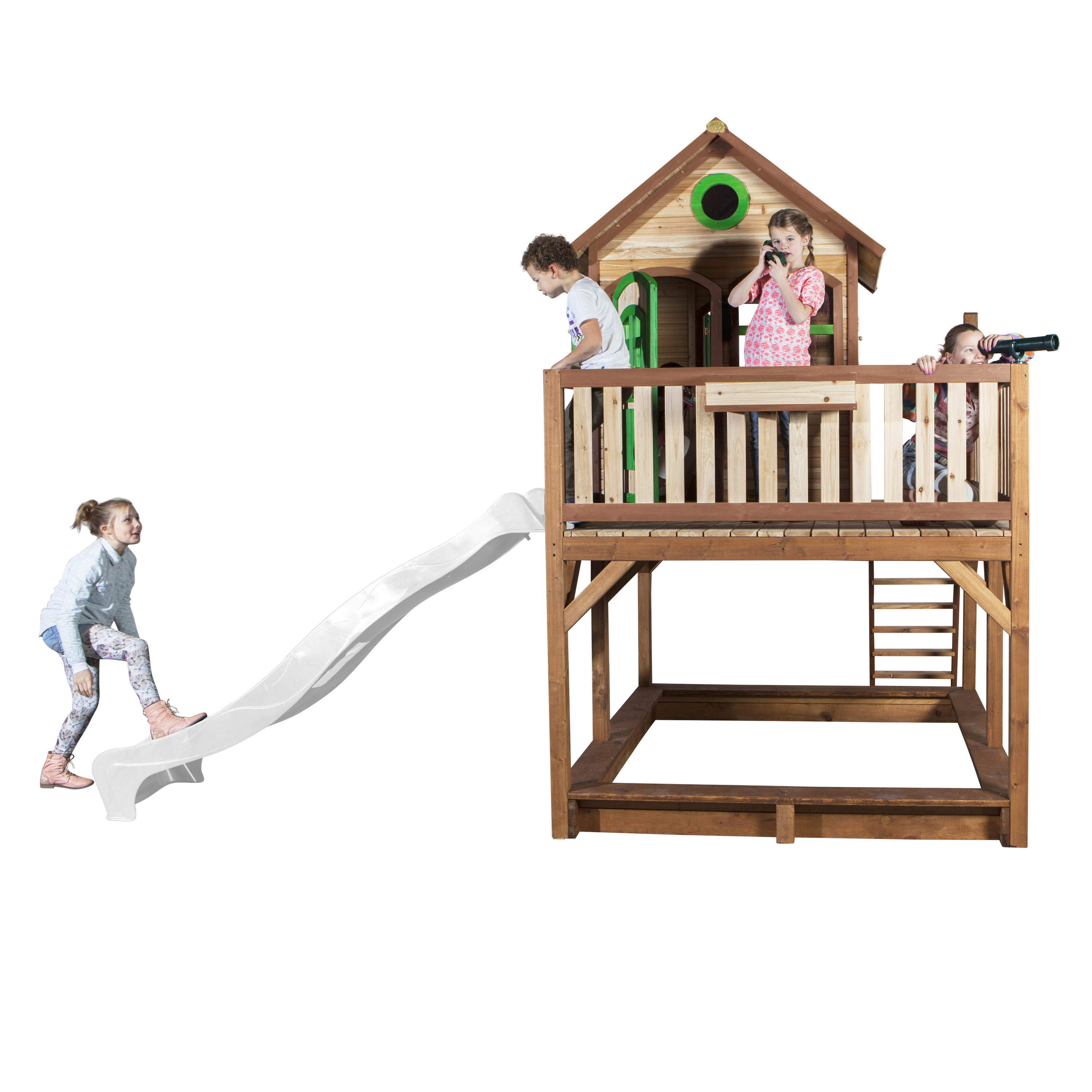 Kinder spielen auf einem Holzspielhaus mit Rutsche und Leiter, vor weißem Hintergrund.