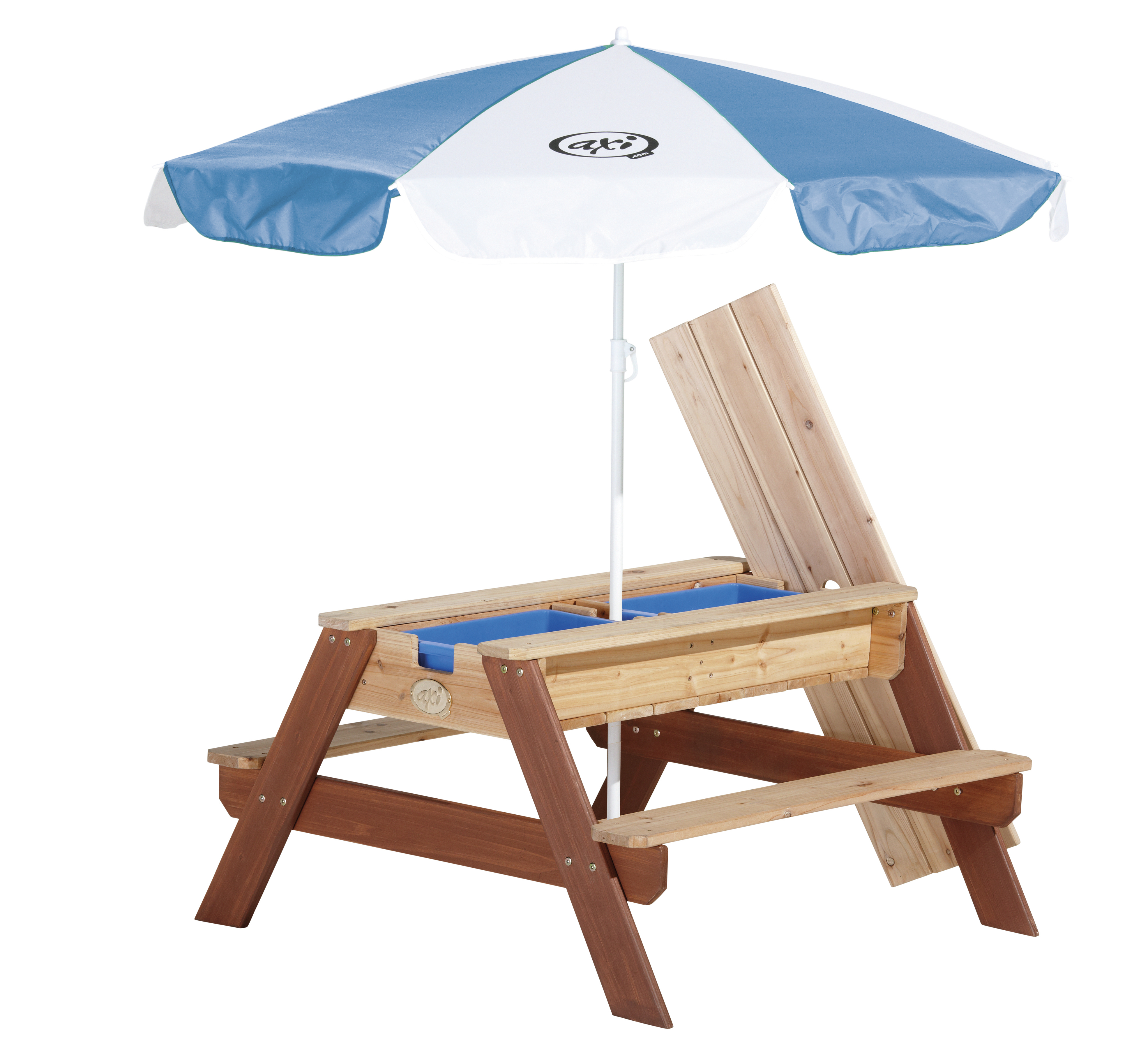 Ein hölzerner Picknicktisch mit Sonnenschirm und blauen Wannen. Der Tisch steht auf einer weißen Oberfläche.