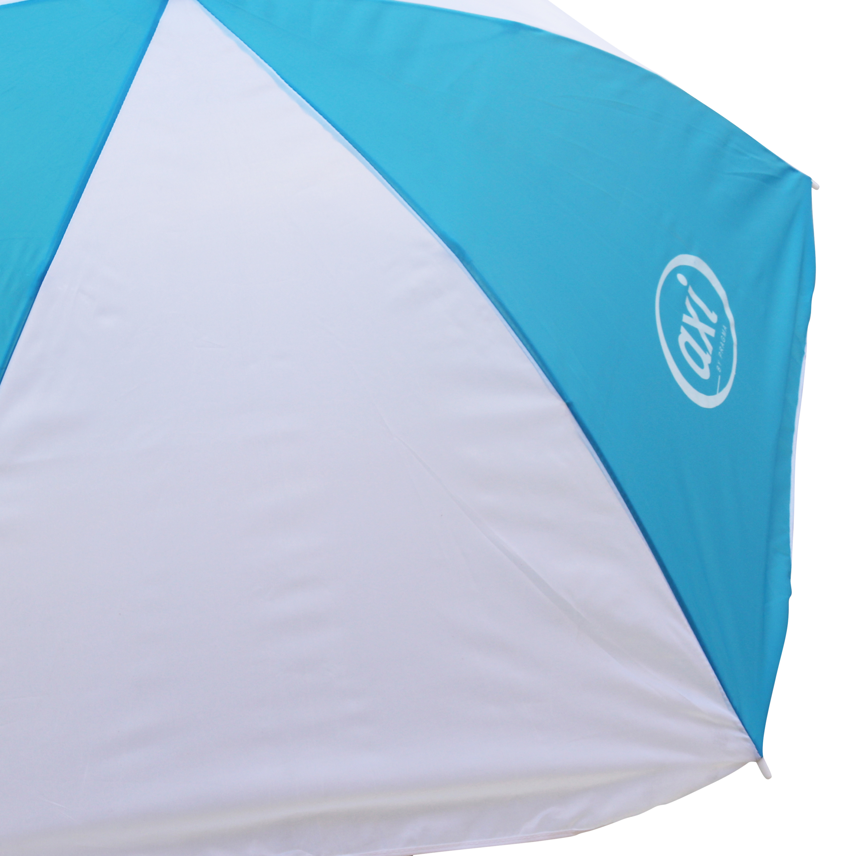 Ein weißer und türkisfarbener Regenschirm mit dem Axi-Logo.
