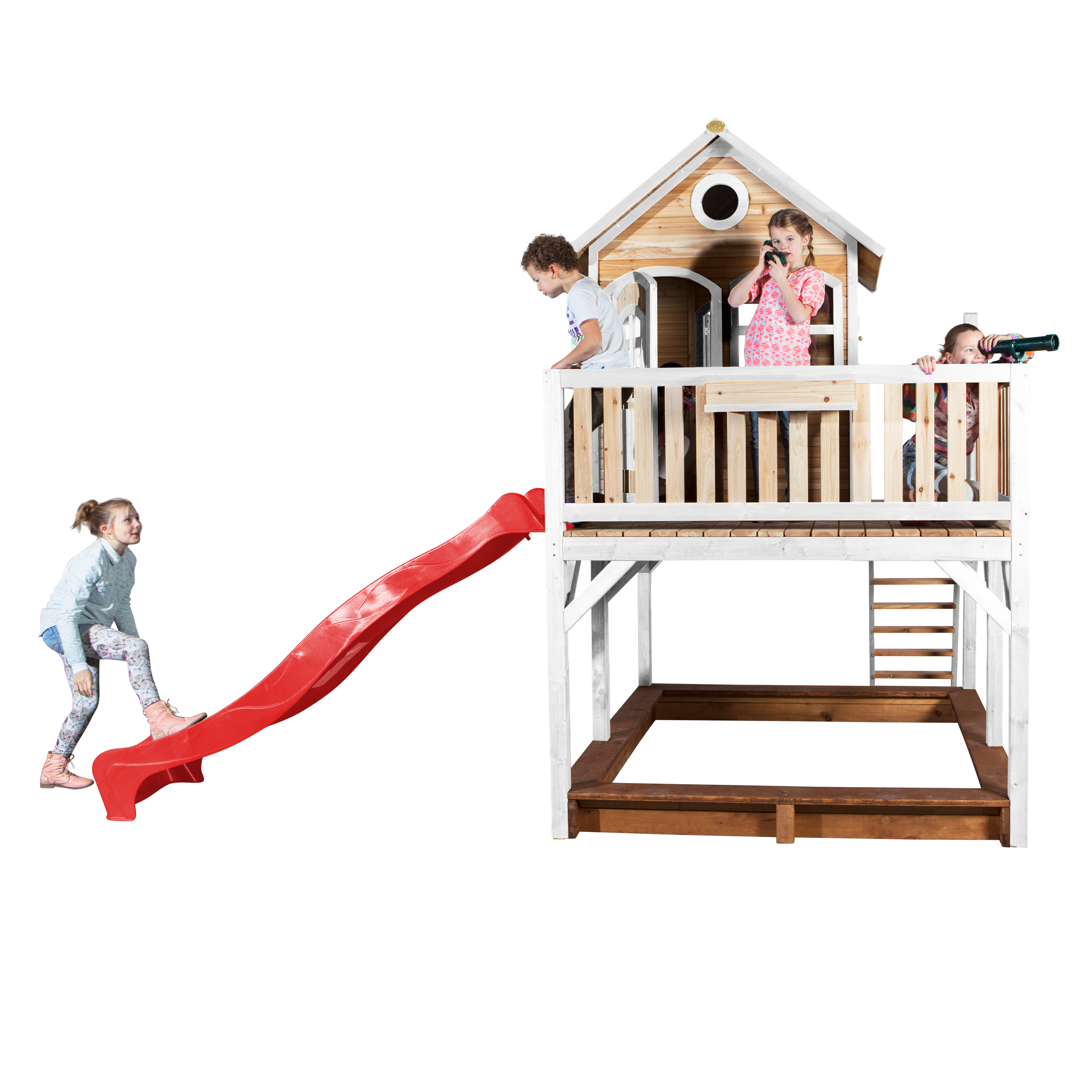 Kinder spielen auf einem Holzspielhaus mit roter Rutsche. Weißer Hintergrund.