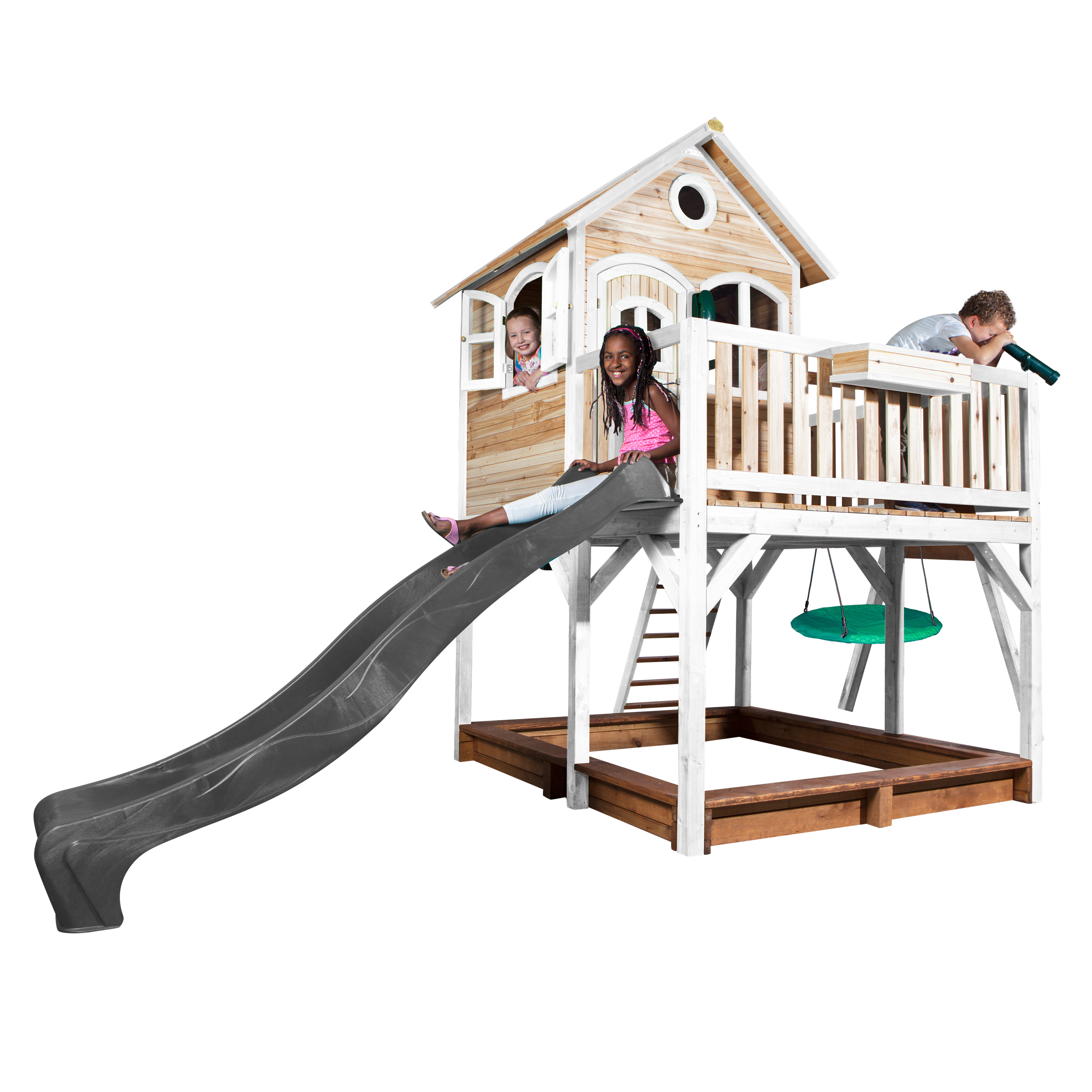 Holzspielplatz mit Rutsche, Schaukel und spielenden Kindern auf weißem Hintergrund.