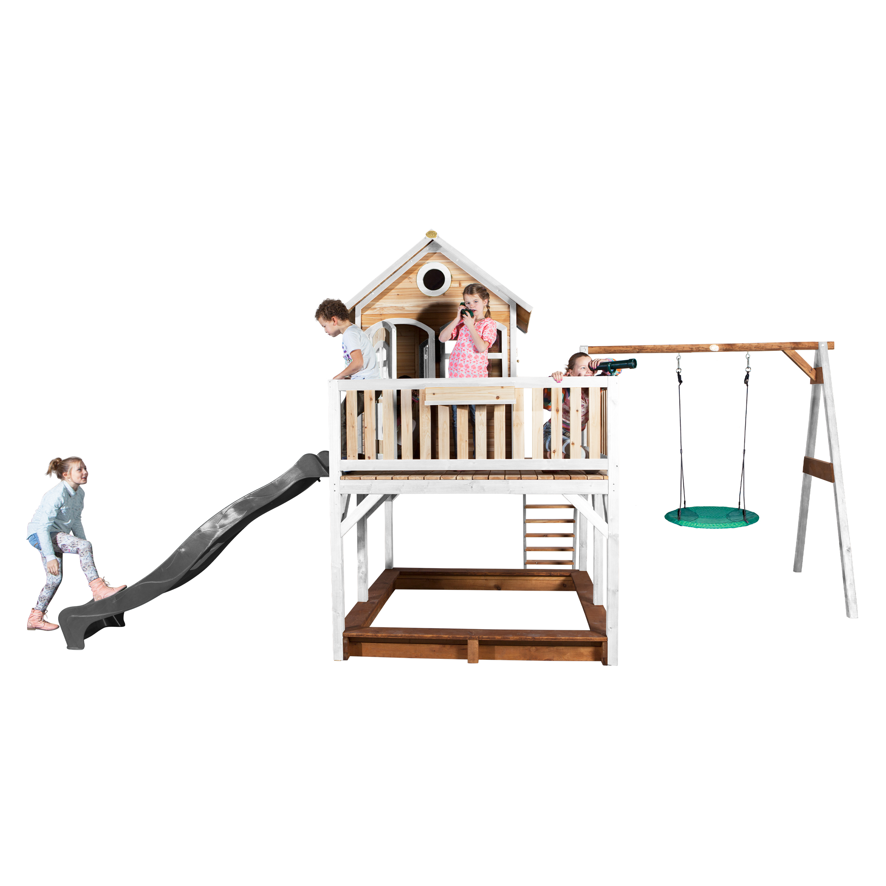 Spielplatz mit Holzhaus, Rutsche, Schaukeln und spielenden Kindern. Weißer Hintergrund.