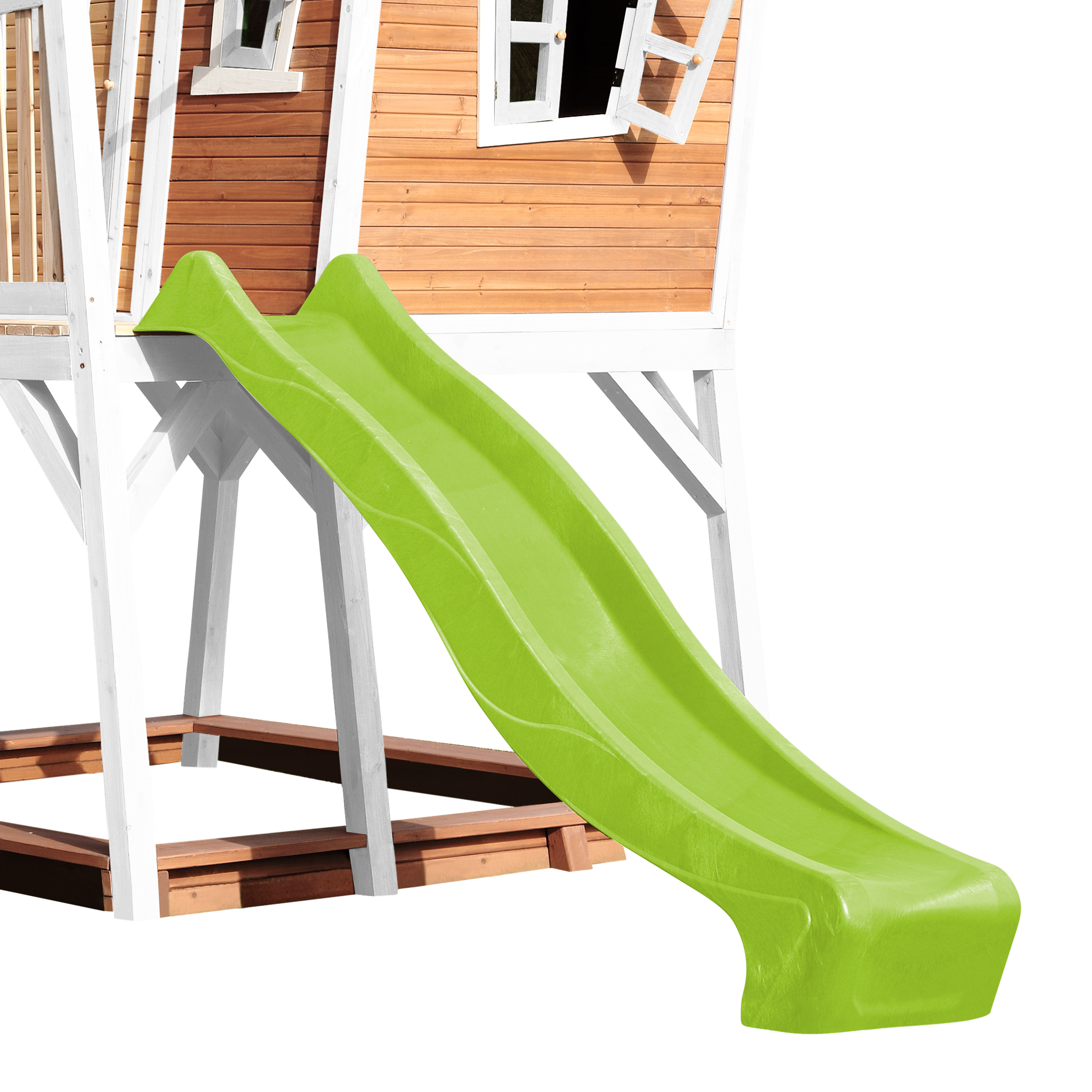 Eine grüne Rutsche, die an einem hölzernen Spielhaus befestigt ist. Die Rutsche ist gebogen und geht nach unten.