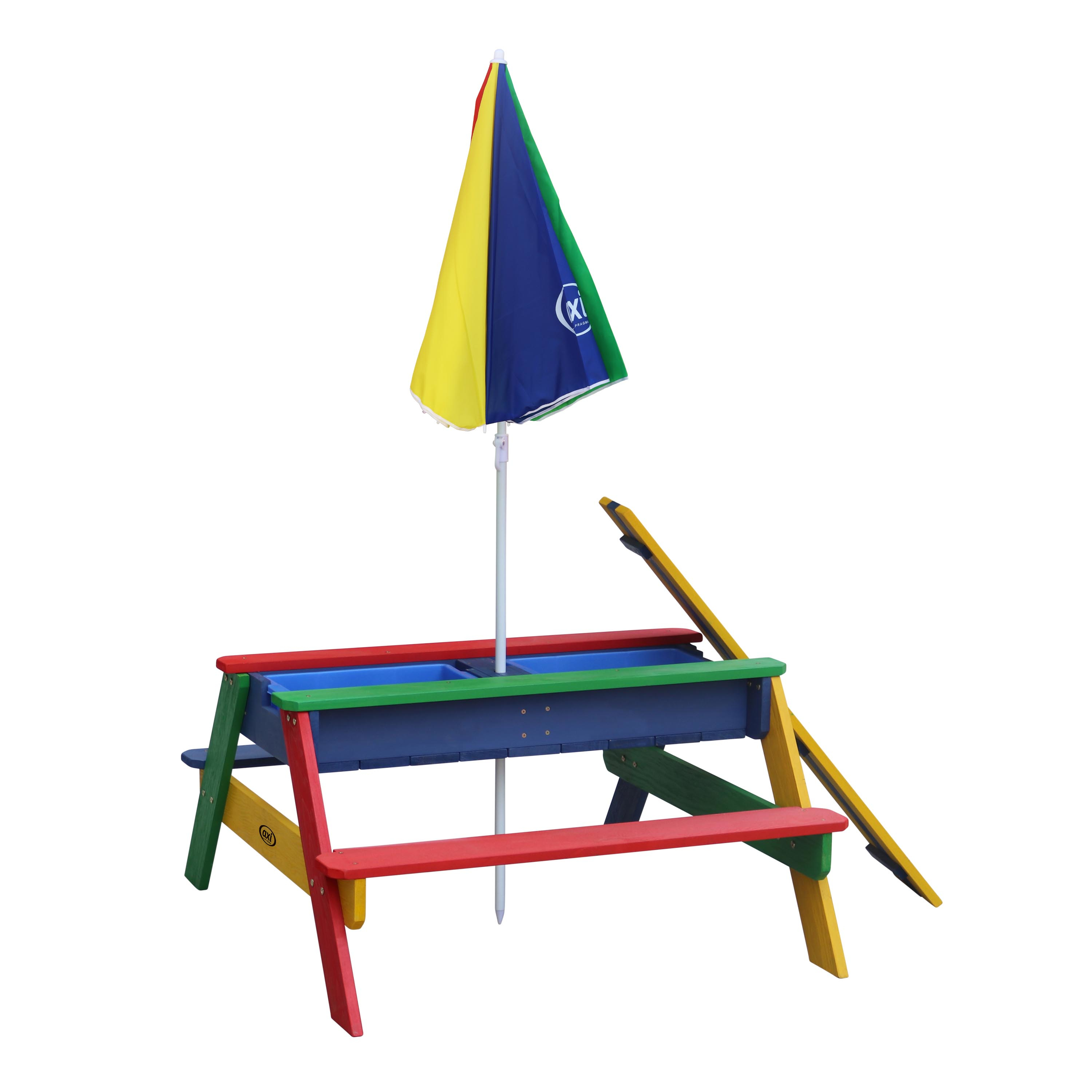 Bunter Sandkasten-Tisch mit Sonnenschirm, auf weißem Hintergrund.