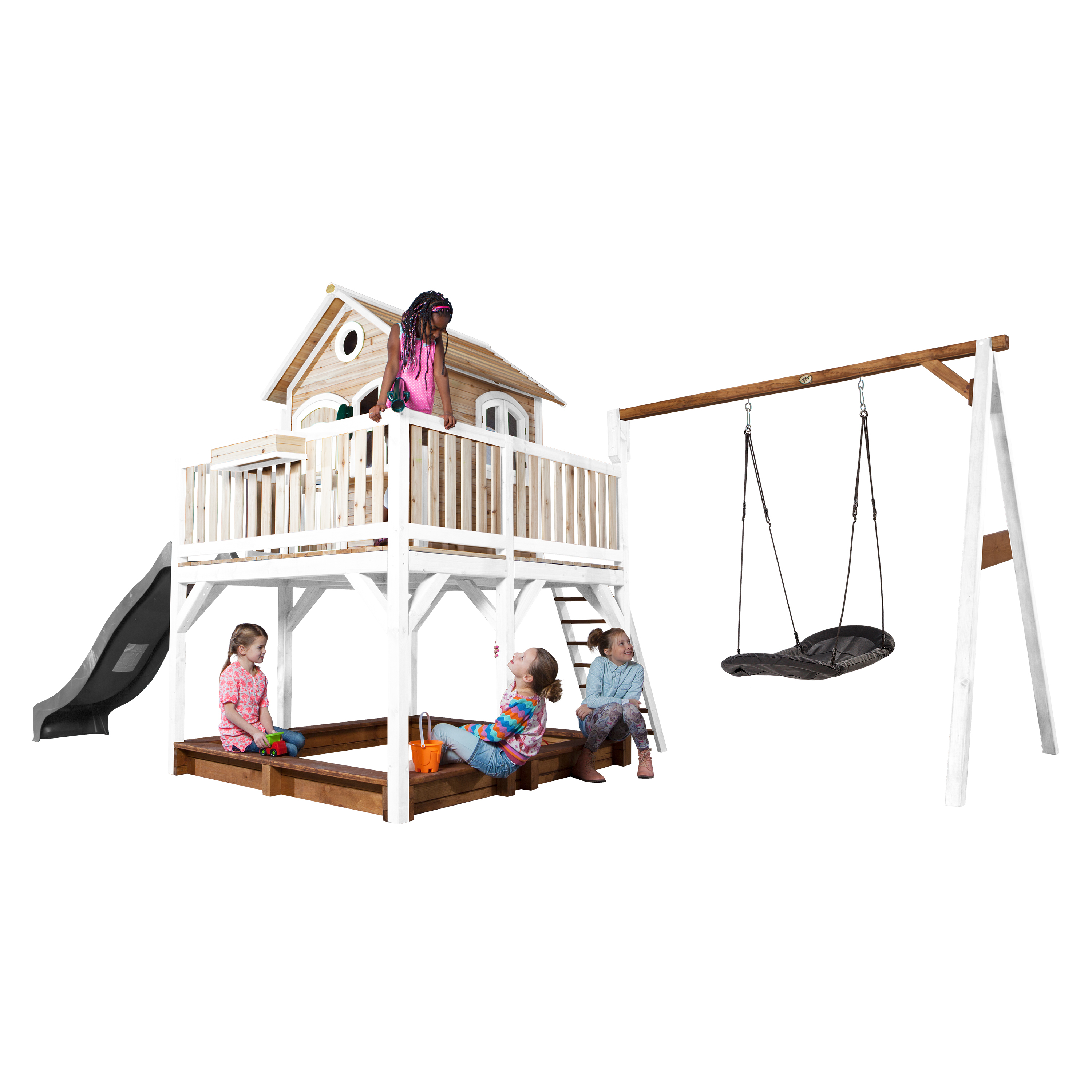 Kinder spielen auf einem Holzspielplatz mit Rutsche, Treppen und Schaukeln.